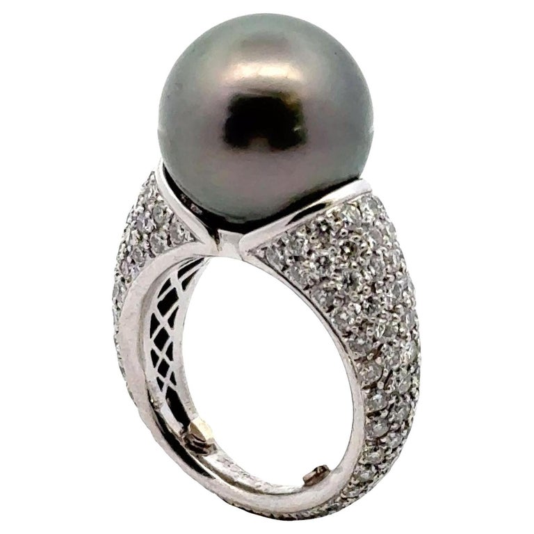 Moderno Anillo de Cóctel de Platino con Diamantes y Perla Negra de