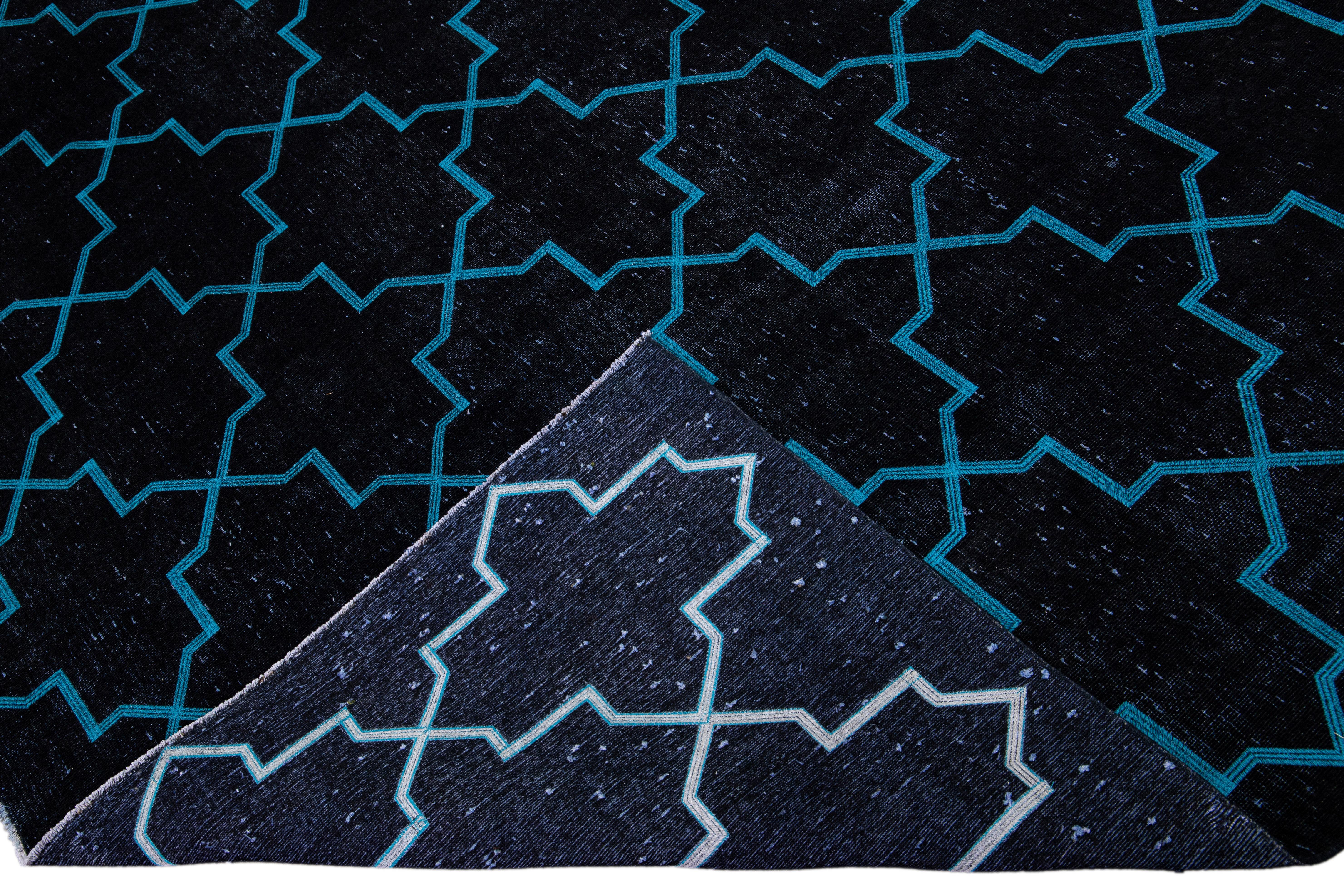 Schöner türkischer handgefertigter Wollteppich mit schwarzem Distress-Look-Feld. Dieser moderne Teppich hat blaue Akzente und ein wunderschönes geometrisches Spaliermuster, das überall zu sehen ist.

Dieser Teppich misst: 9'7
