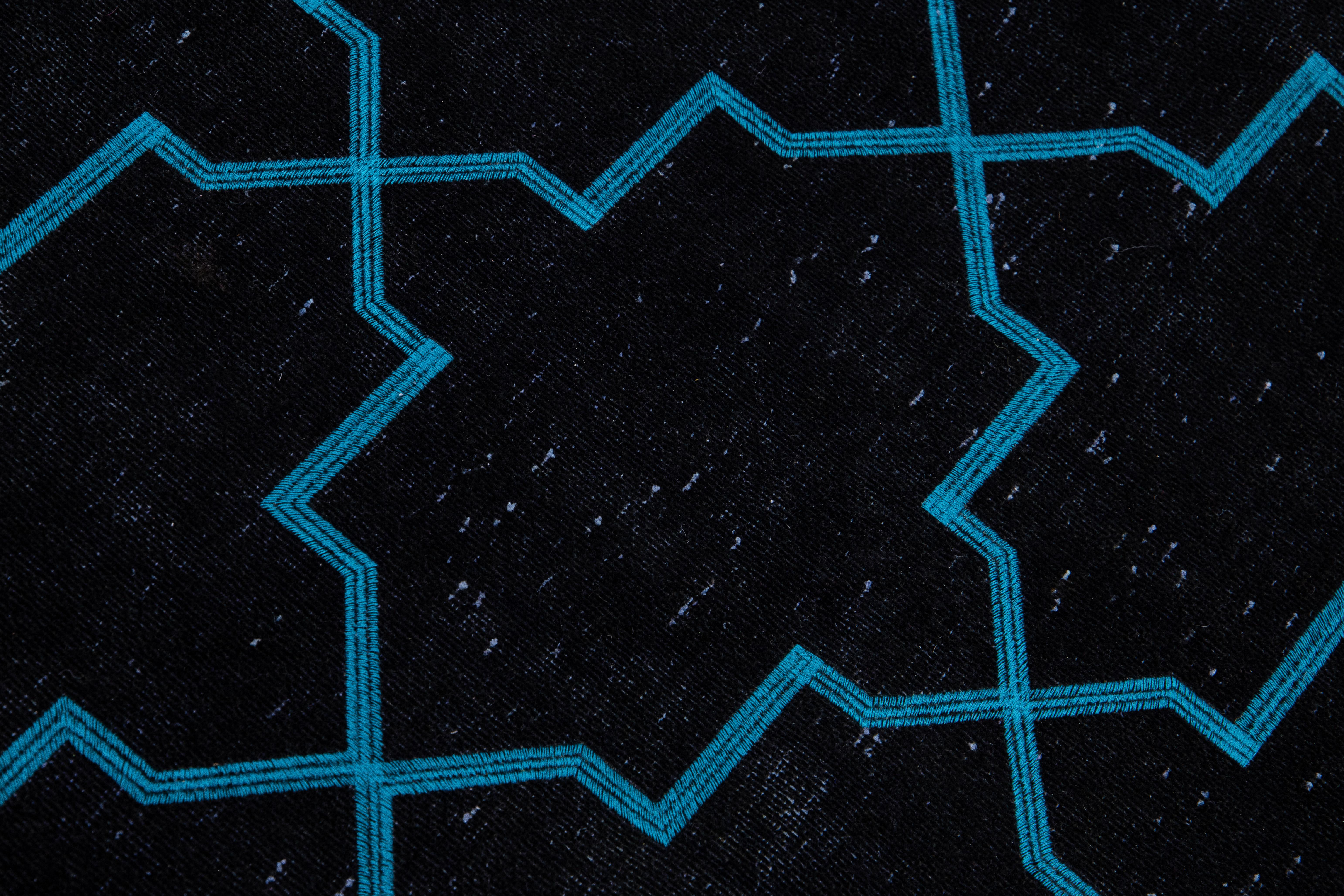 Moderner moderner schwarzer türkischer handgefertigter blauer Wollteppich mit geometrischem Spaliermuster im Zustand „Neu“ im Angebot in Norwalk, CT