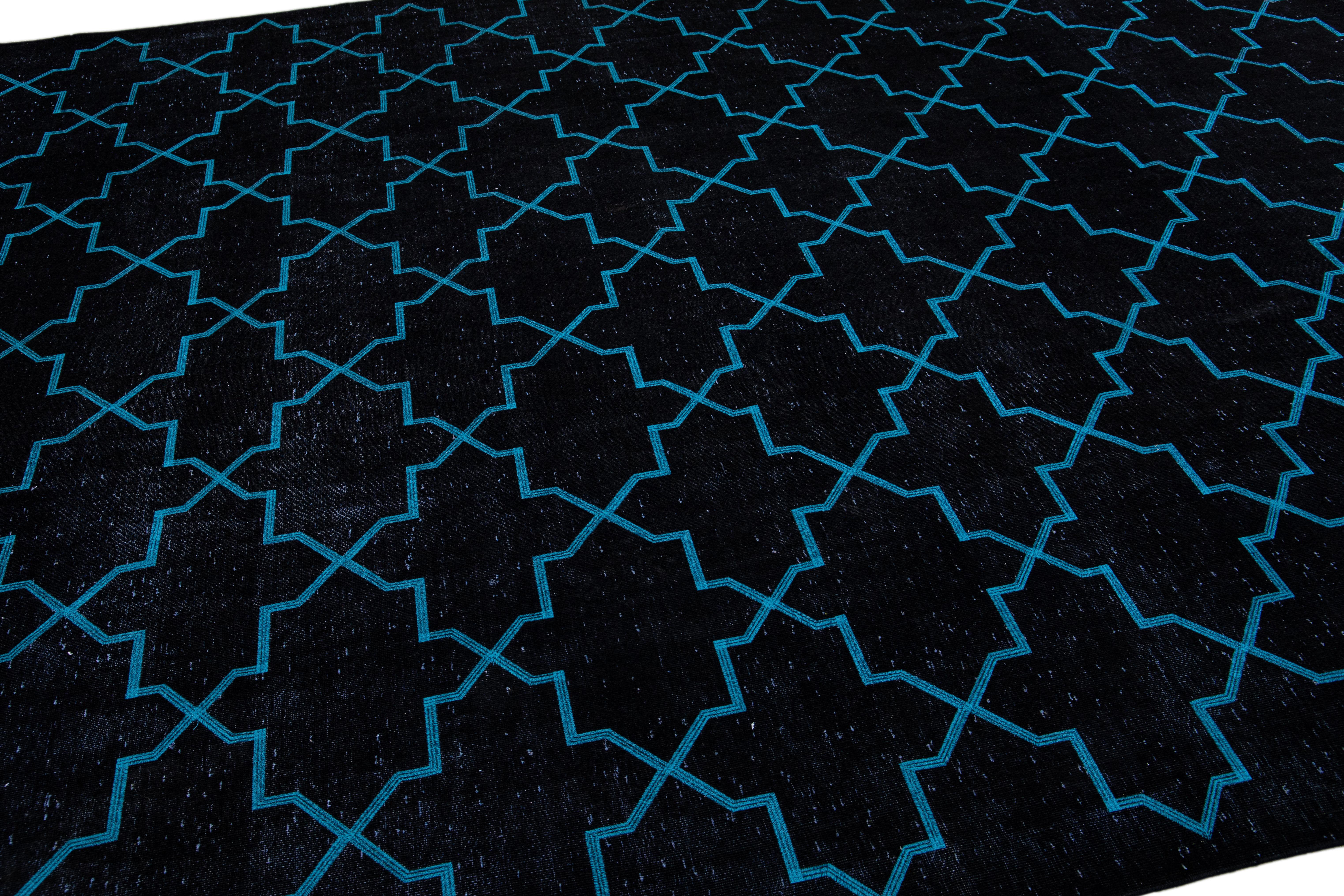 Moderner moderner schwarzer türkischer handgefertigter blauer Wollteppich mit geometrischem Spaliermuster (Wolle) im Angebot
