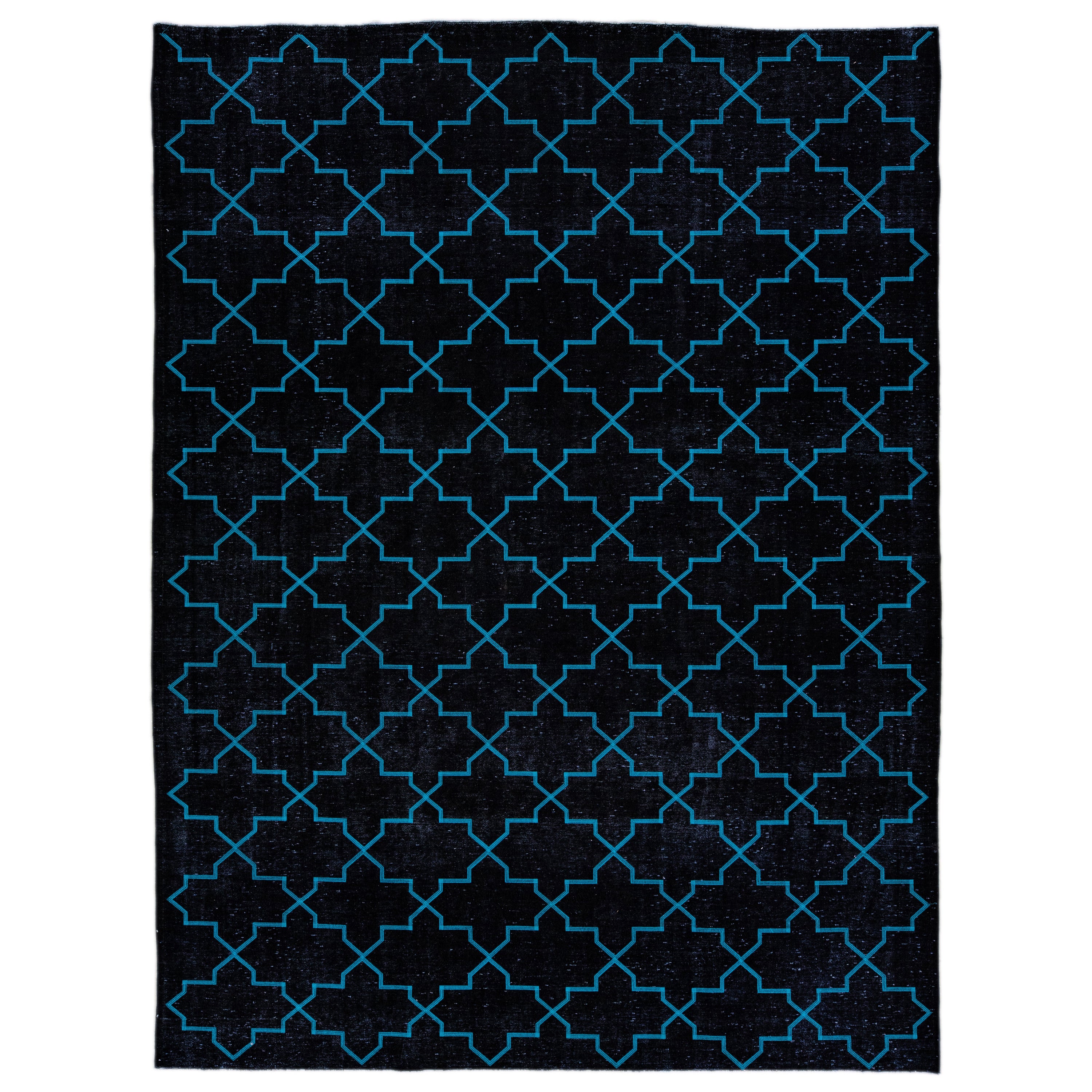 Moderner moderner schwarzer türkischer handgefertigter blauer Wollteppich mit geometrischem Spaliermuster im Angebot