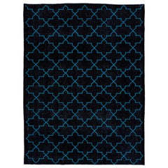 Moderner moderner schwarzer türkischer handgefertigter blauer Wollteppich mit geometrischem Spaliermuster