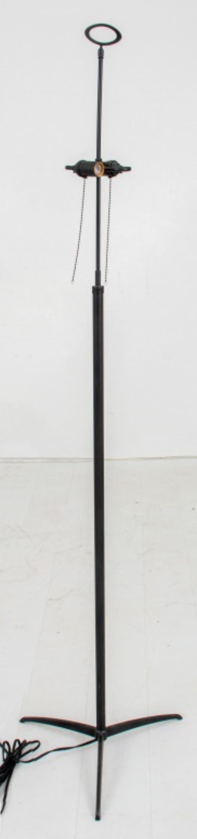 Moderne schwarze zweiflammige Dreibein-Stehleuchte (20. Jahrhundert) im Angebot