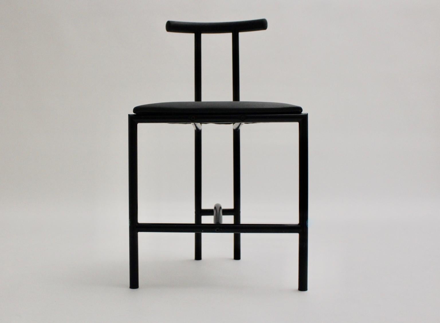 Moderner moderner schwarzer Tokyo-Stuhl aus Metall und Kunstleder von Rodney Kinsman, 1985, UK im Zustand „Gut“ im Angebot in Vienna, AT