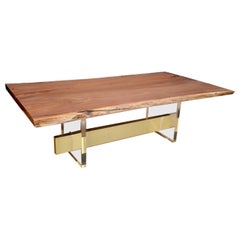 Mesa de Comedor Moderna de Borde Vivo de Nogal Negro con Patas Acrílicas y Sprandel de Bronce