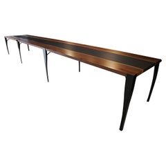 Mesa de comedor moderna de pizarra de nogal negro con patas de acero ennegrecido