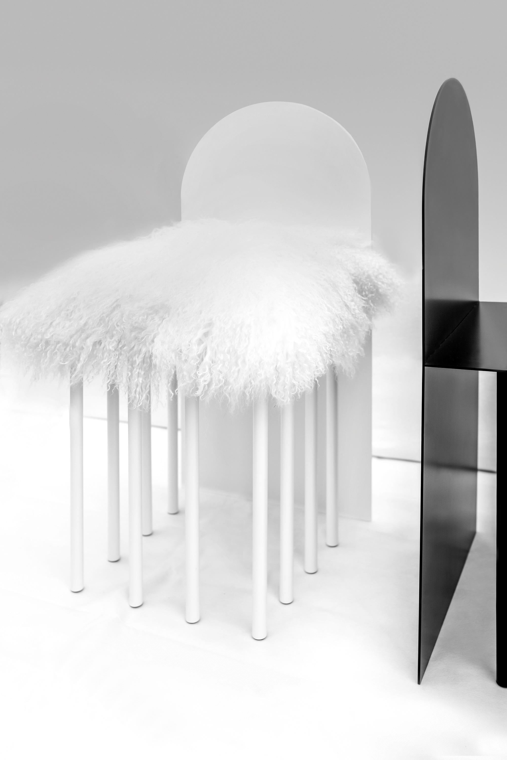 Design chair realized in metal with a white or black coloured structure completely hand-crafted by artisan and carachterized by the iconic arch shape.
This beautiful Mongolia chairs are a game of essential shapes.
The particular real fur cushion