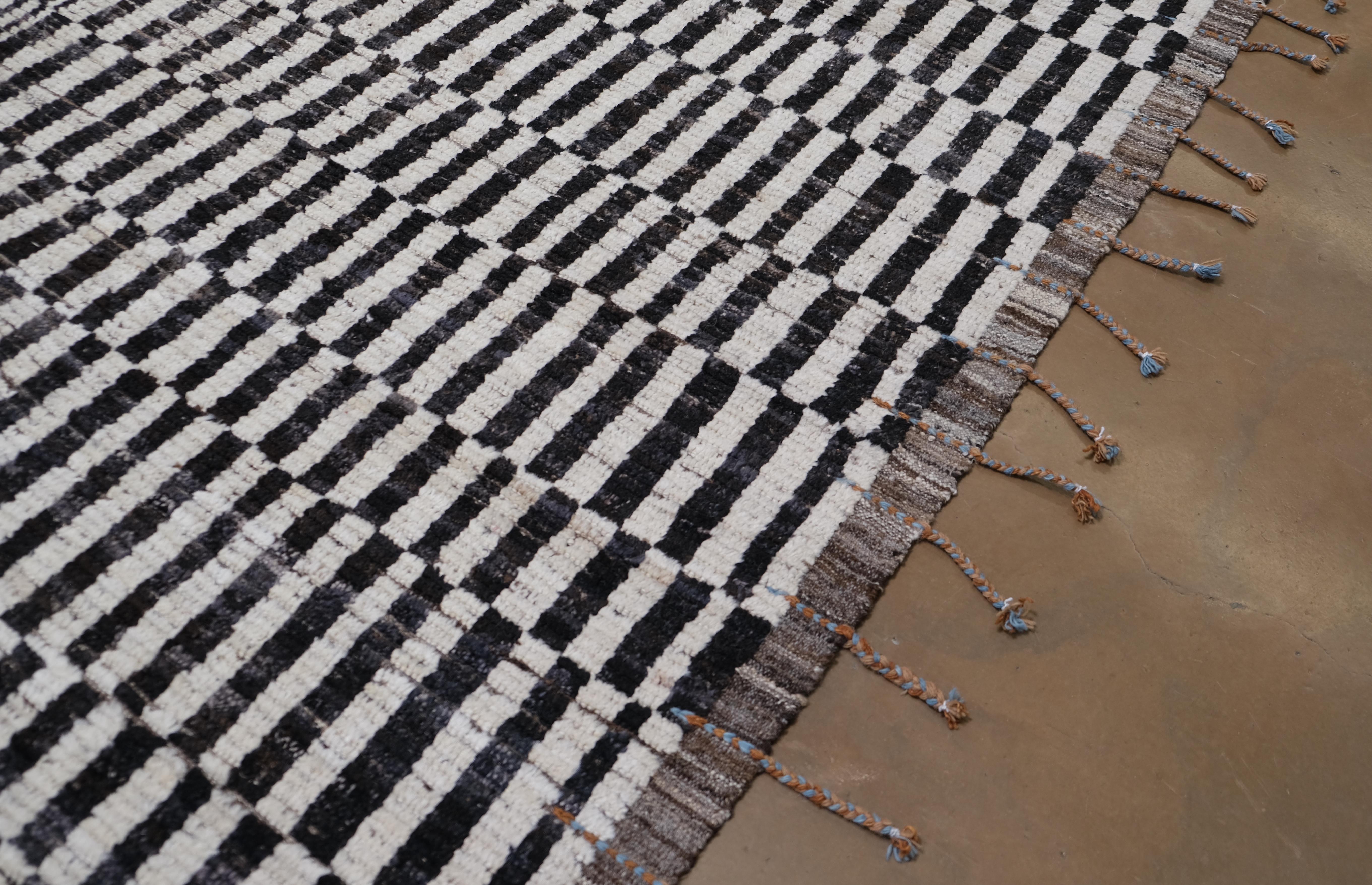 Moderner geometrischer schwarz-weißer gemusterter Wollteppich 12'10''x15'3'' um 2020 (Afghanisch) im Angebot
