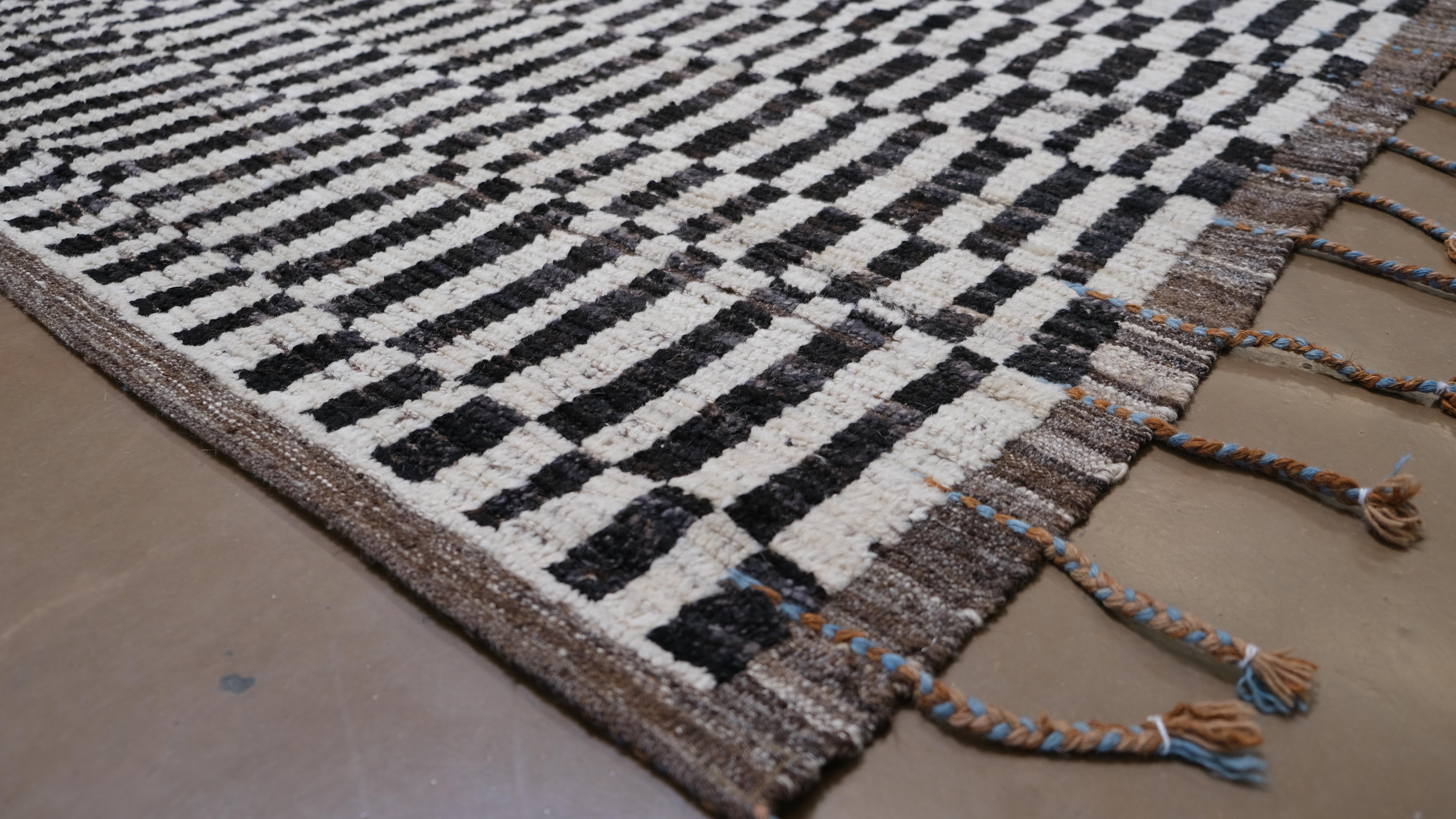 Moderner geometrischer schwarz-weißer gemusterter Wollteppich 12'10''x15'3'' um 2020 (Handgeknüpft) im Angebot