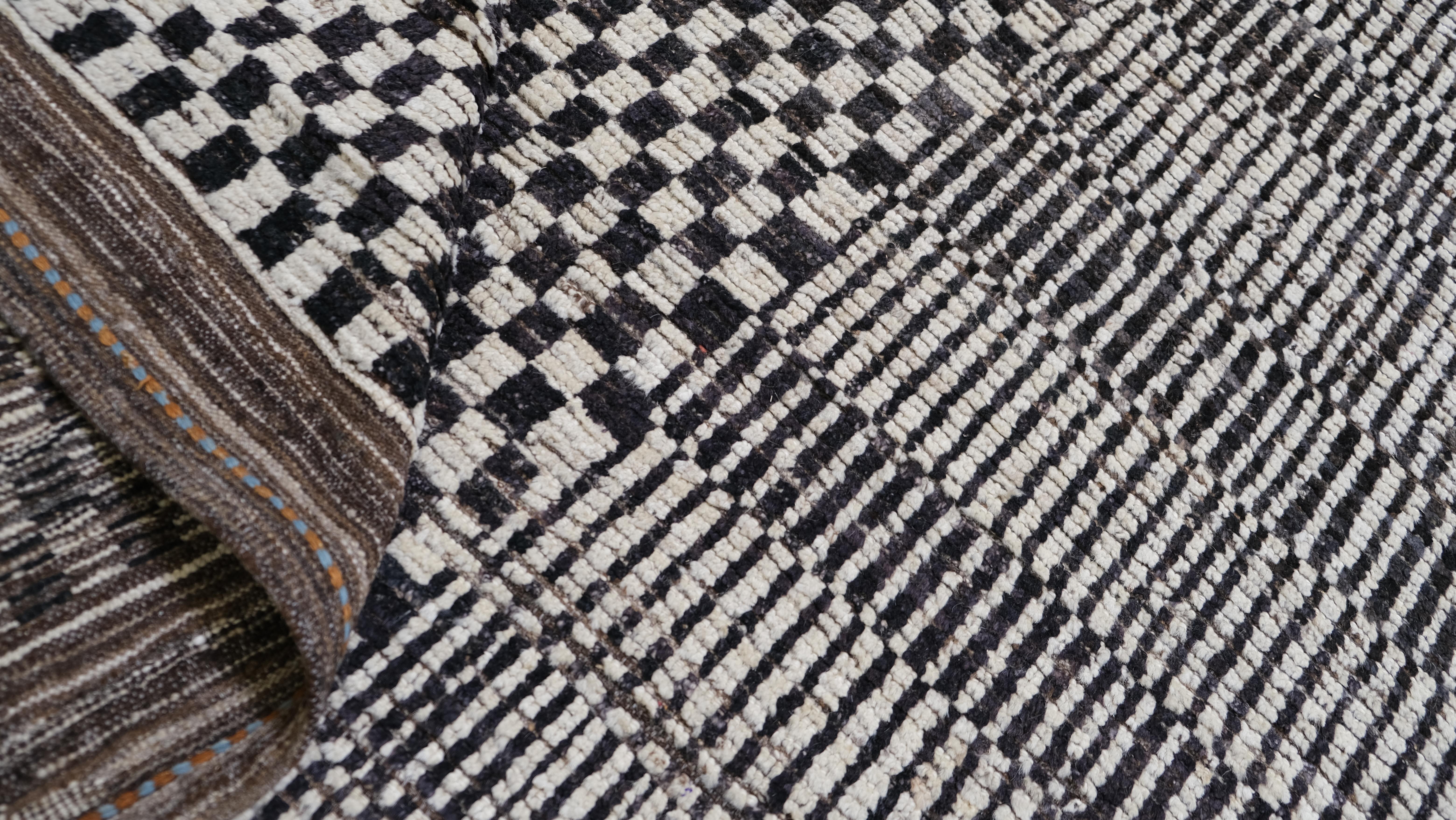 Moderner geometrischer schwarz-weißer gemusterter Wollteppich 12'10''x15'3'' um 2020 im Zustand „Neu“ im Angebot in Torrance, CA