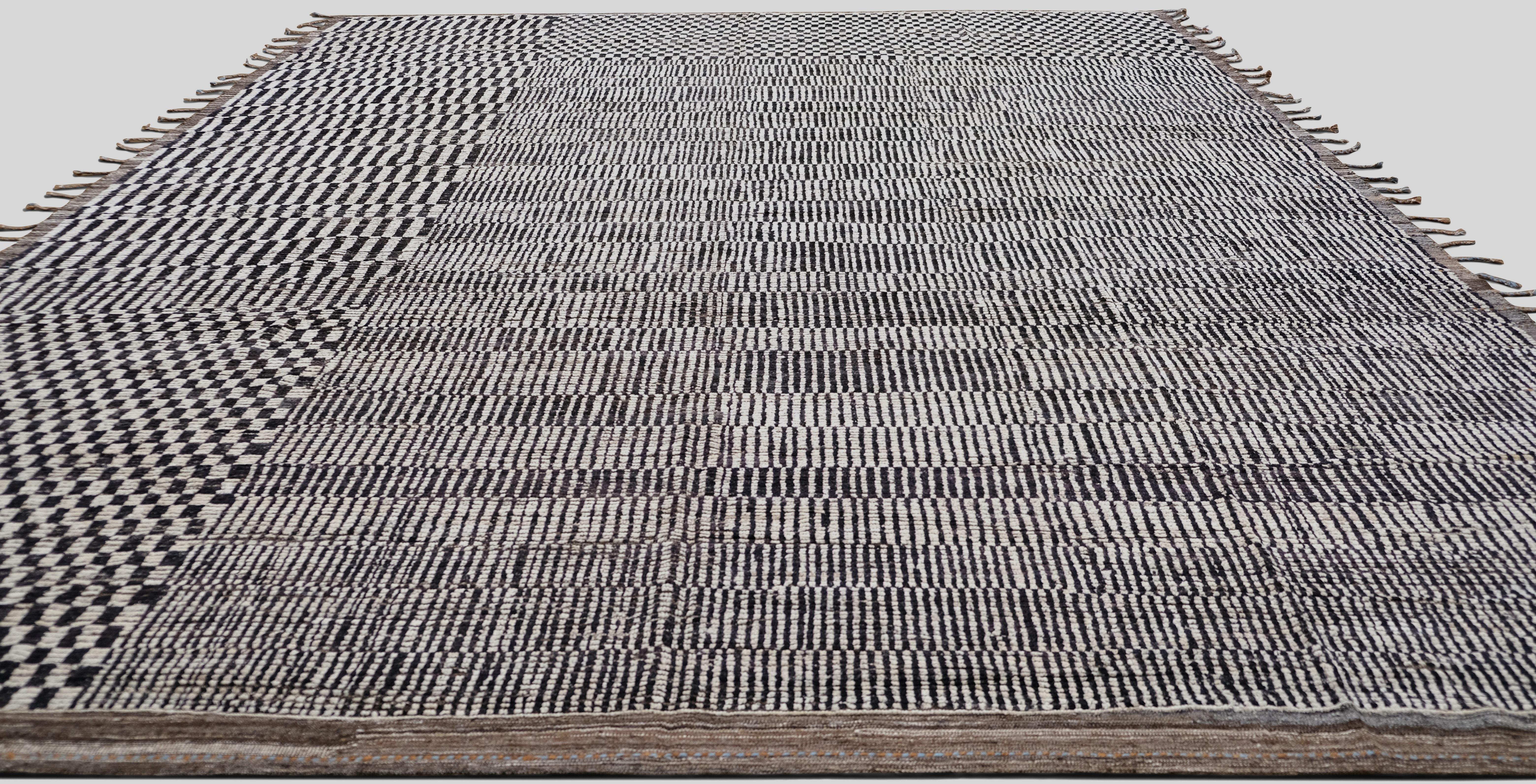 Moderner geometrischer schwarz-weißer gemusterter Wollteppich 12'10''x15'3'' um 2020 (21. Jahrhundert und zeitgenössisch) im Angebot