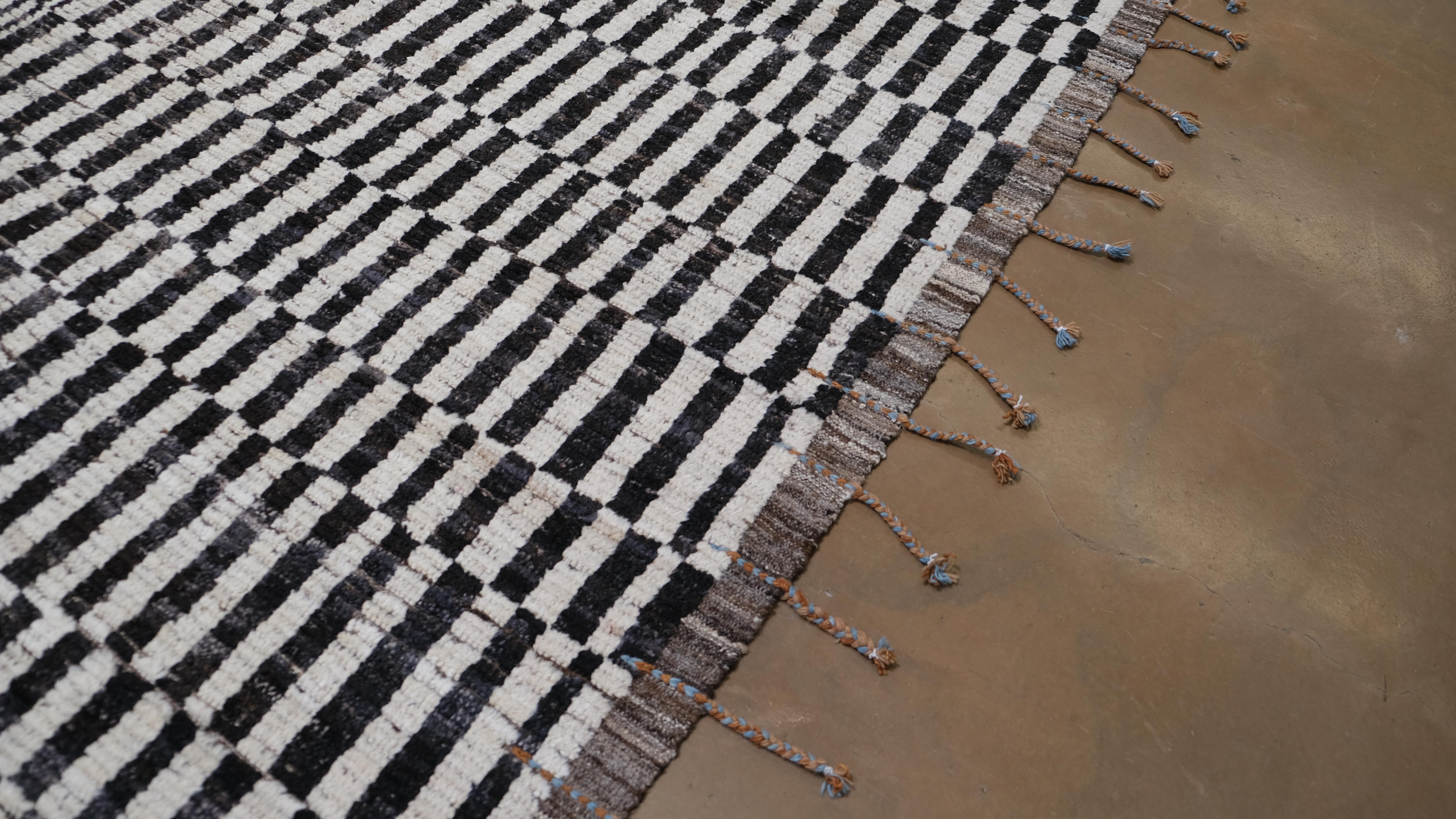 Moderner geometrischer schwarz-weißer gemusterter Wollteppich 12'10''x15'3'' um 2020 (Wolle) im Angebot