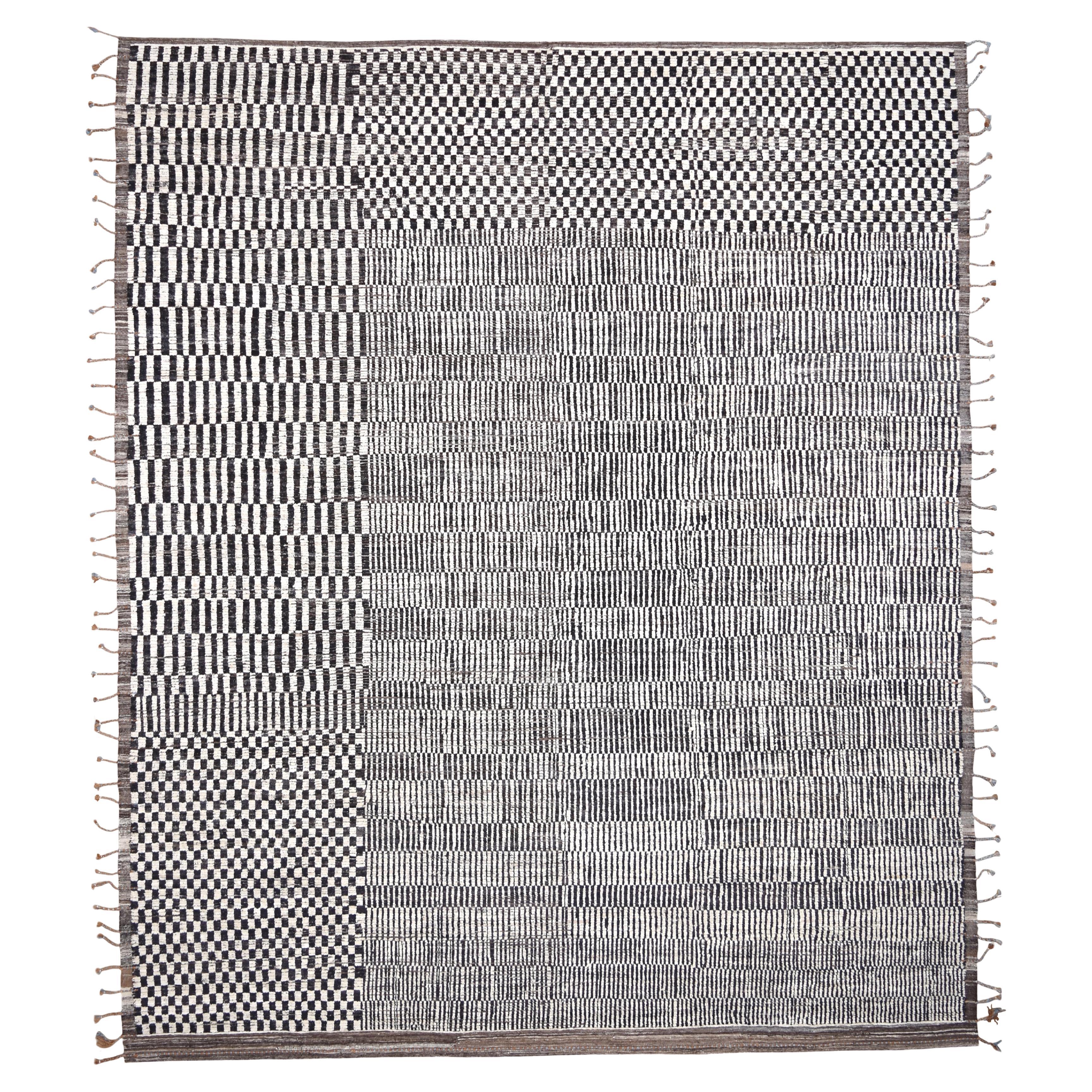Moderner geometrischer schwarz-weißer gemusterter Wollteppich 12'10''x15'3'' um 2020