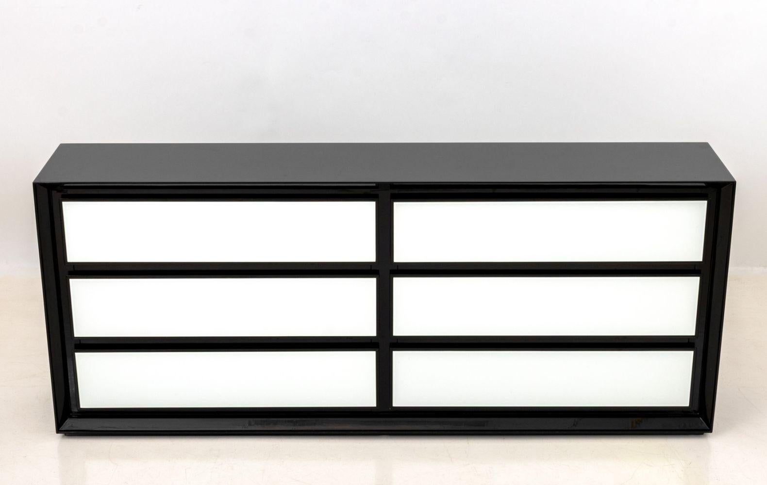 Comò moderno laccato bianco e nero, con sei cassetti. 29,5