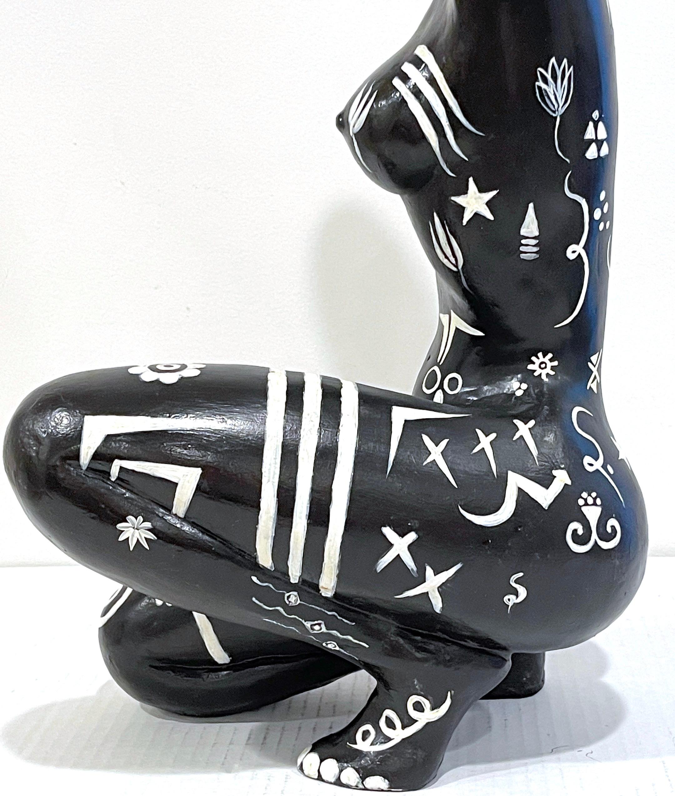 Moderne moderne Schwarz-Weiß-Skulptur einer knienden afrikanischen Stammeskönigin, Tattooiert im Angebot 2