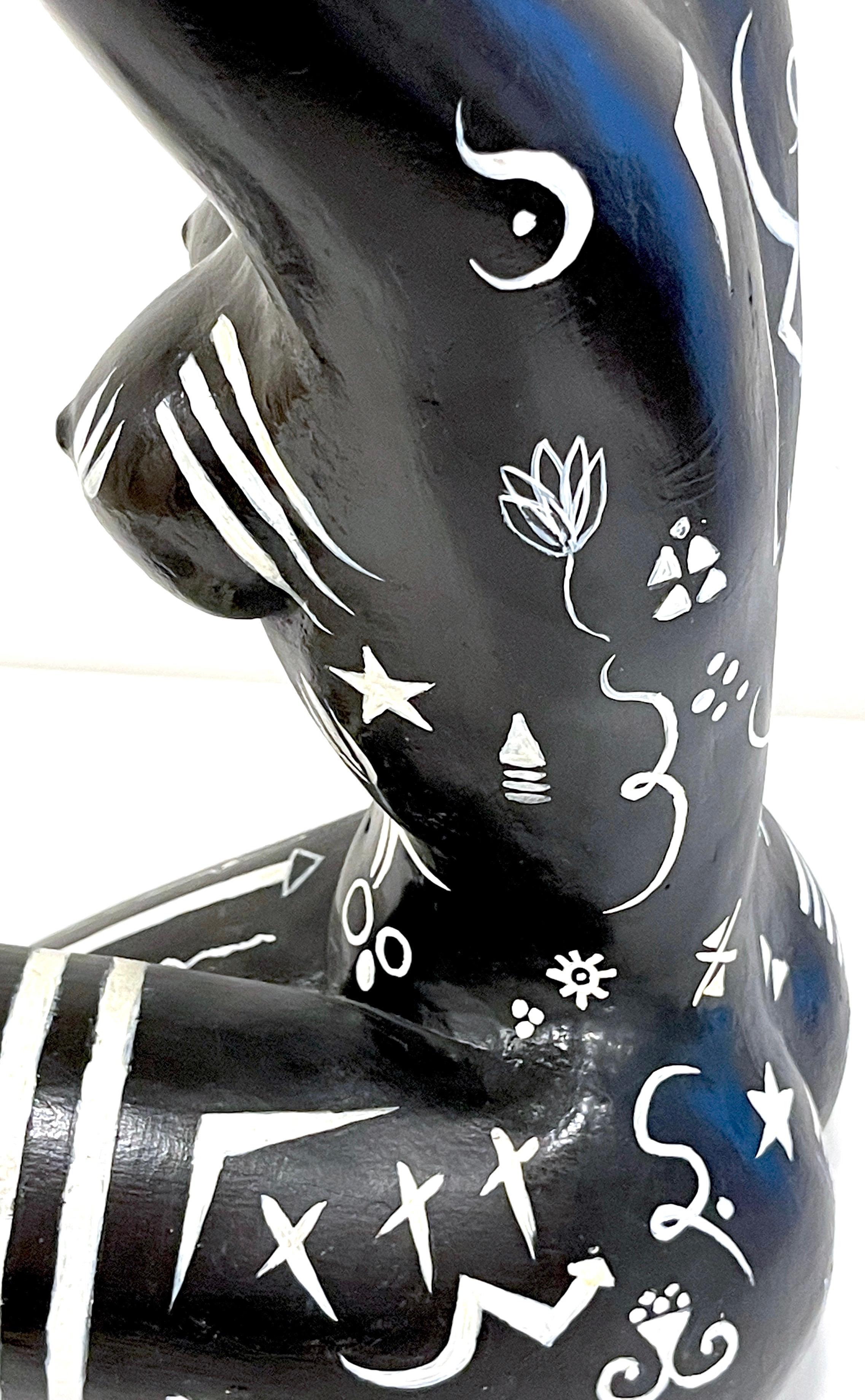 Moderne moderne Schwarz-Weiß-Skulptur einer knienden afrikanischen Stammeskönigin, Tattooiert im Angebot 4