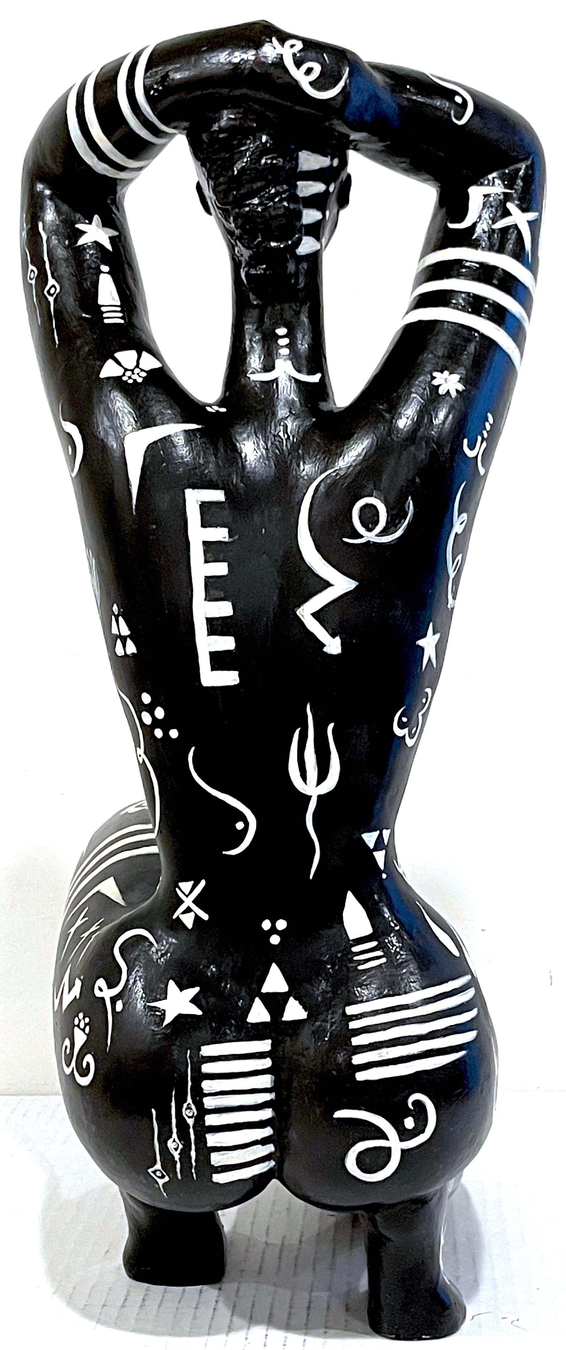 Moderne moderne Schwarz-Weiß-Skulptur einer knienden afrikanischen Stammeskönigin, Tattooiert im Angebot 5