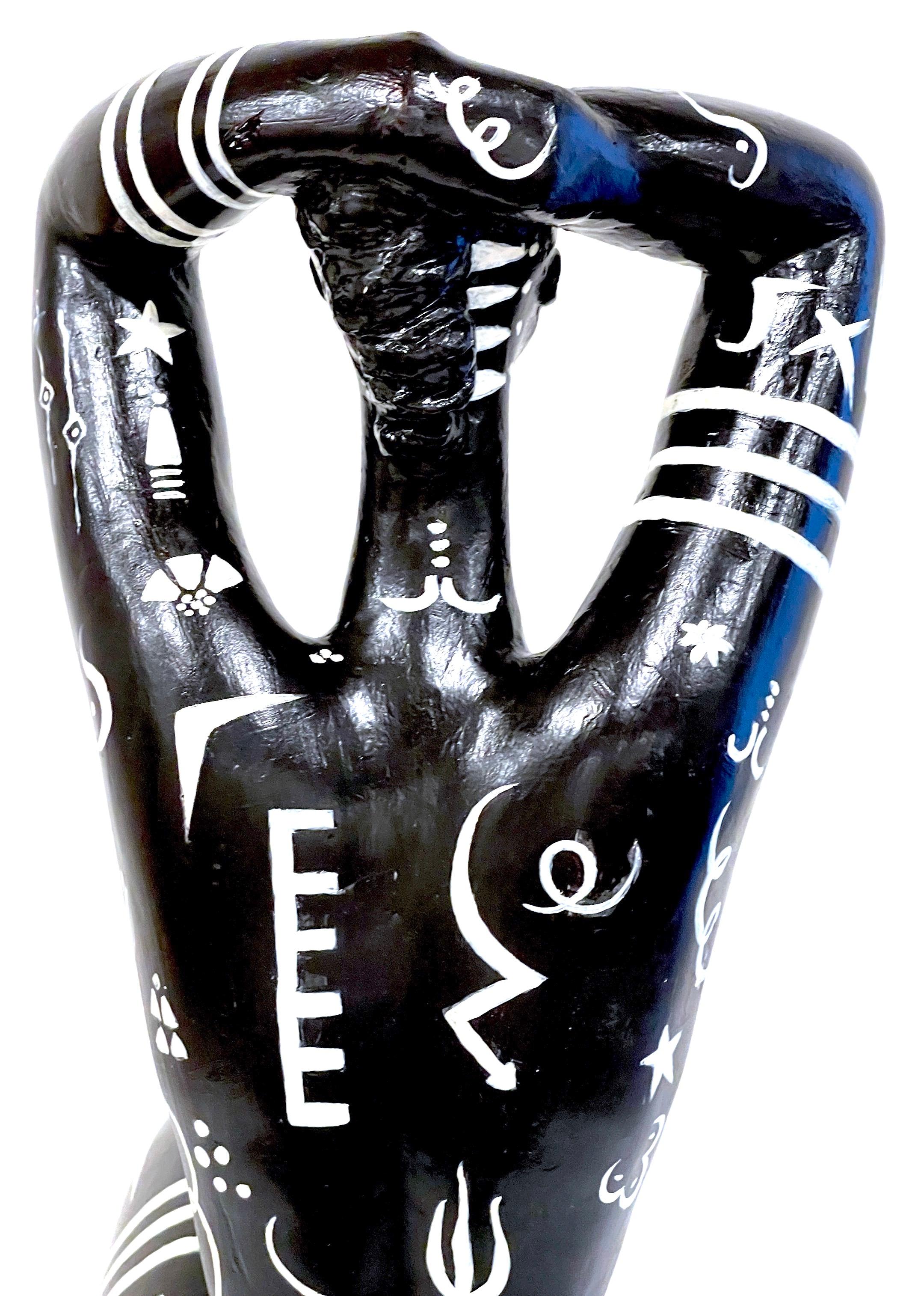 Moderne moderne Schwarz-Weiß-Skulptur einer knienden afrikanischen Stammeskönigin, Tattooiert im Angebot 6