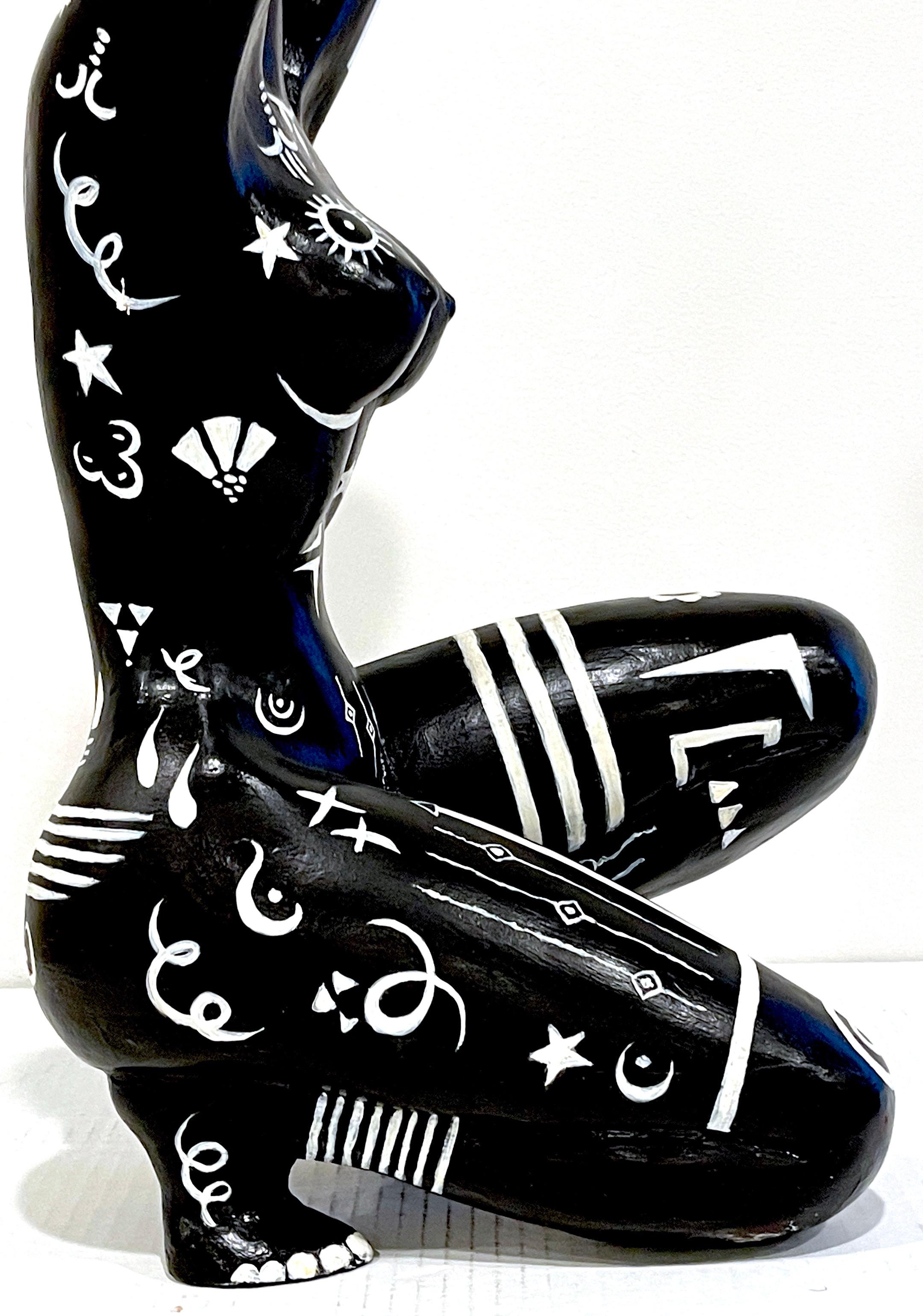 Moderne moderne Schwarz-Weiß-Skulptur einer knienden afrikanischen Stammeskönigin, Tattooiert im Angebot 8