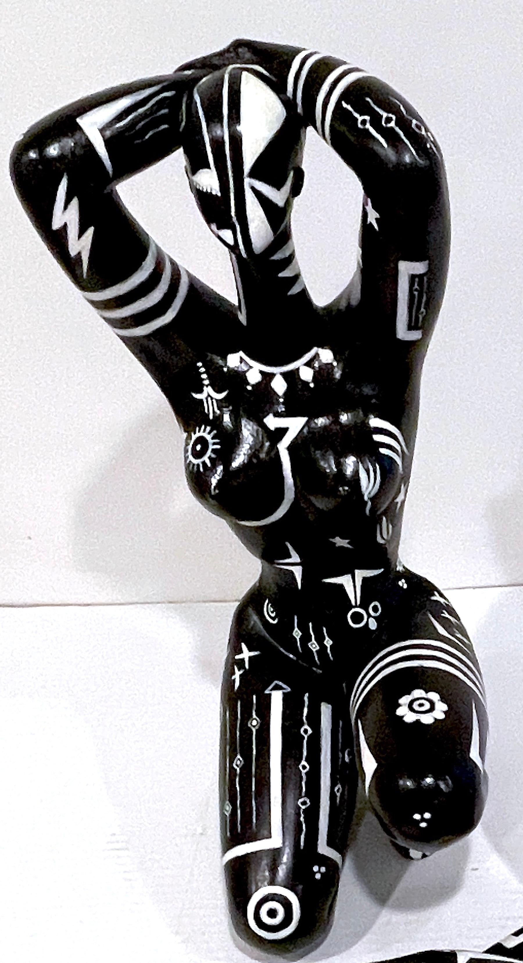 Moderne moderne Schwarz-Weiß-Skulptur einer knienden afrikanischen Stammeskönigin, Tattooiert im Angebot 10