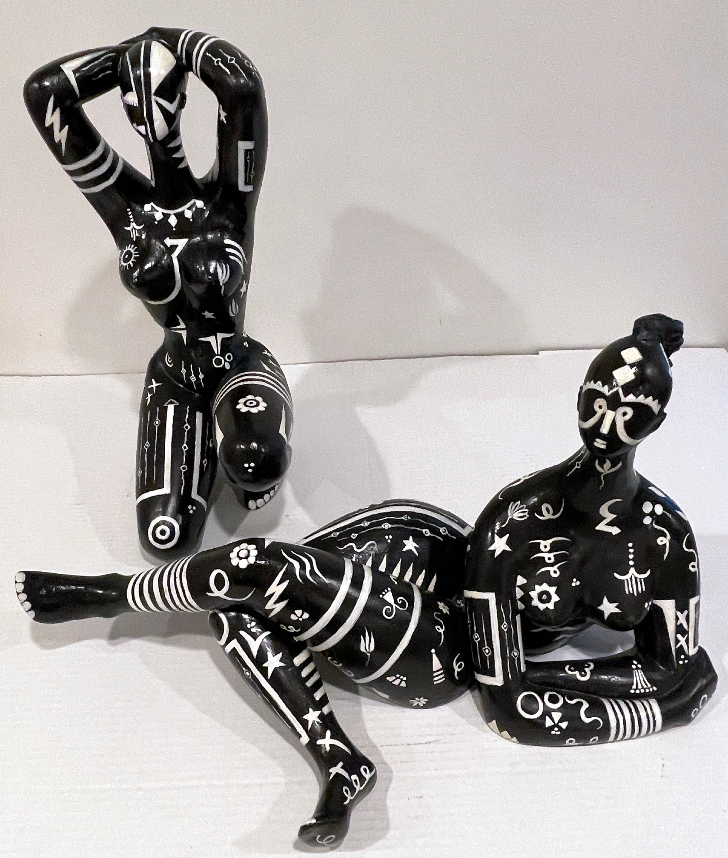 Moderne moderne Schwarz-Weiß-Skulptur einer knienden afrikanischen Stammeskönigin, Tattooiert im Angebot 11