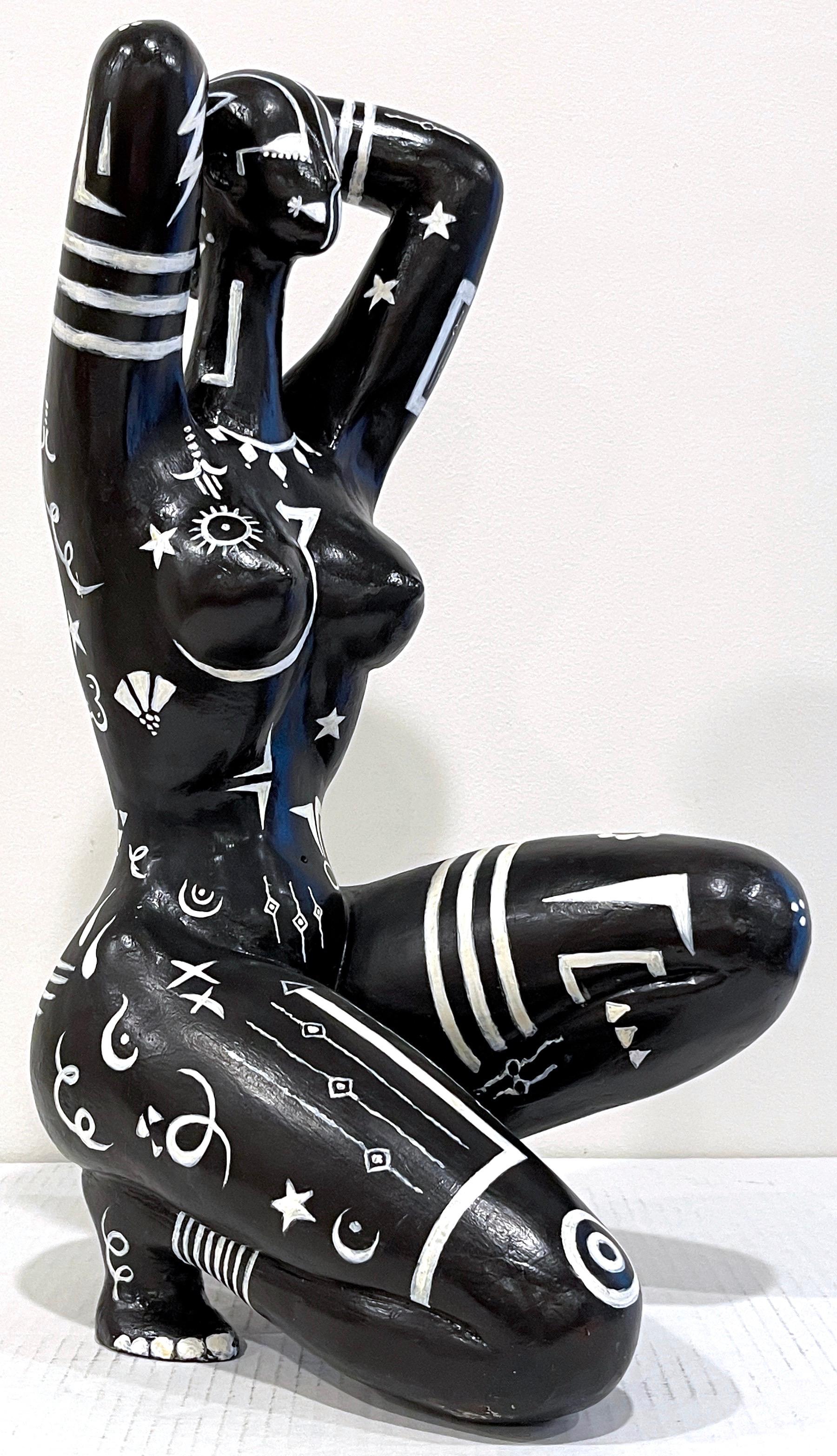 Moderne moderne Schwarz-Weiß-Skulptur einer knienden afrikanischen Stammeskönigin, Tattooiert (Stammeskunst) im Angebot