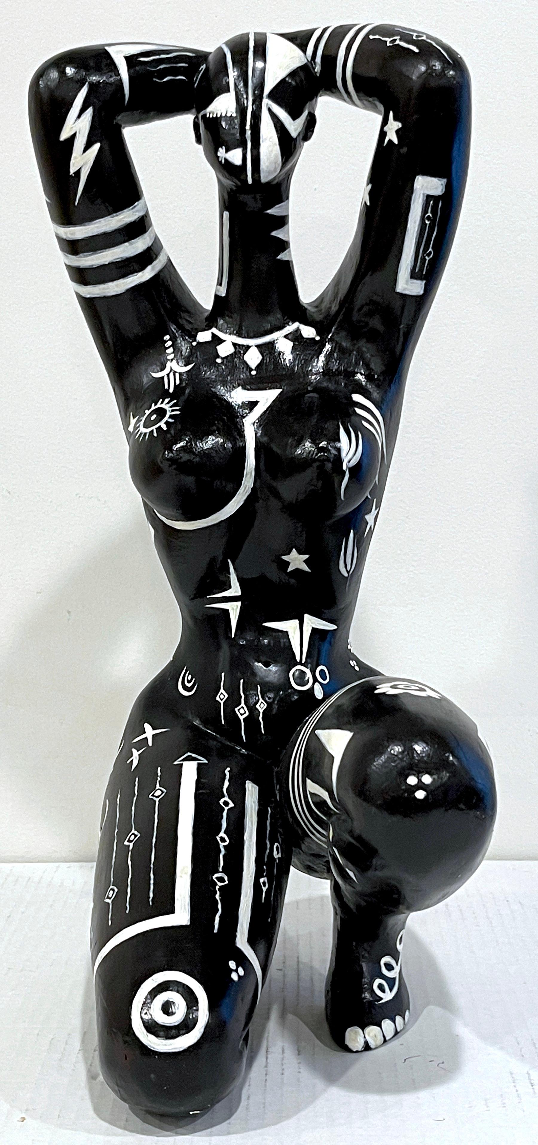 Moderne moderne Schwarz-Weiß-Skulptur einer knienden afrikanischen Stammeskönigin, Tattooiert (Französisch) im Angebot
