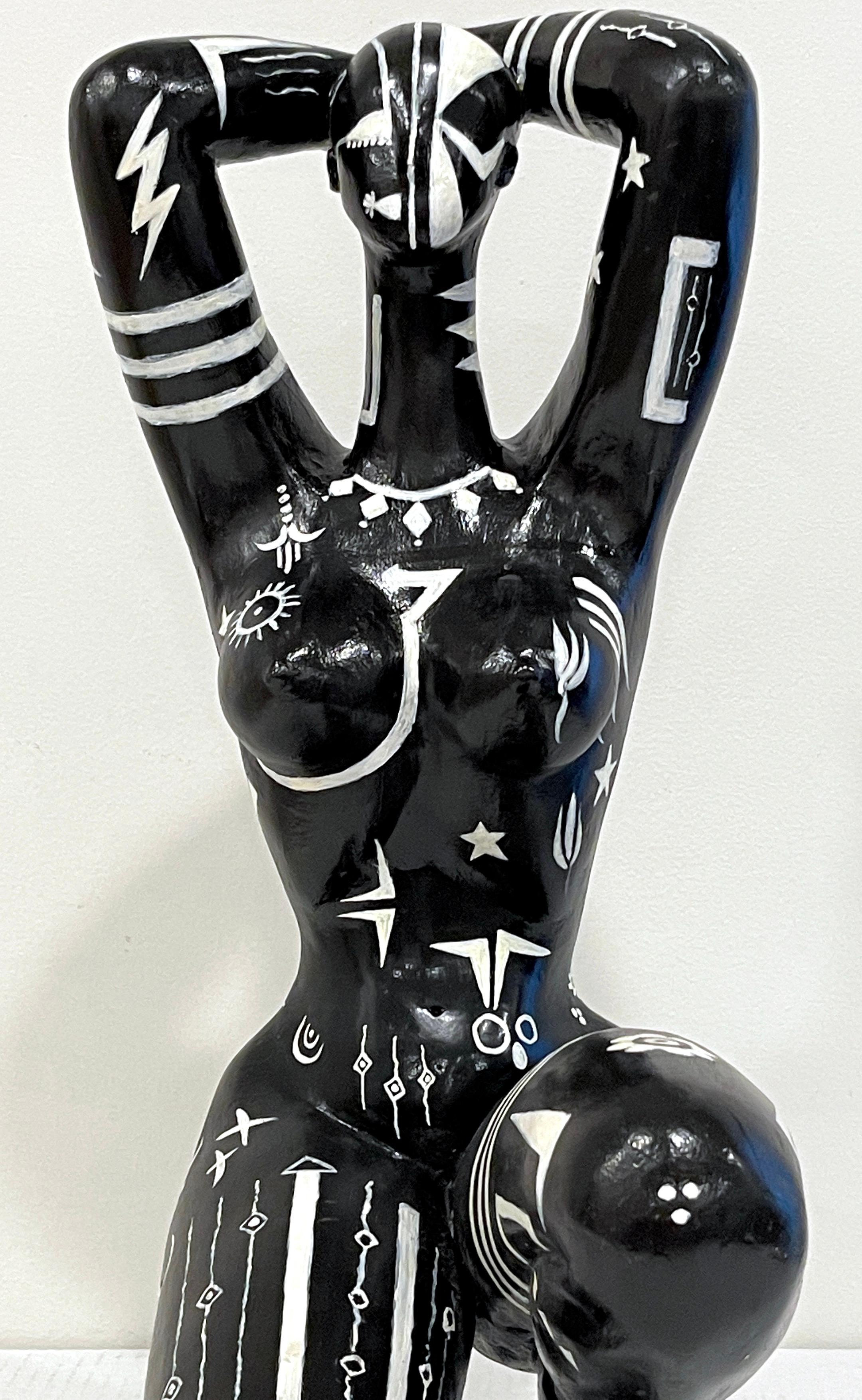 Moderne moderne Schwarz-Weiß-Skulptur einer knienden afrikanischen Stammeskönigin, Tattooiert (Handbemalt) im Angebot