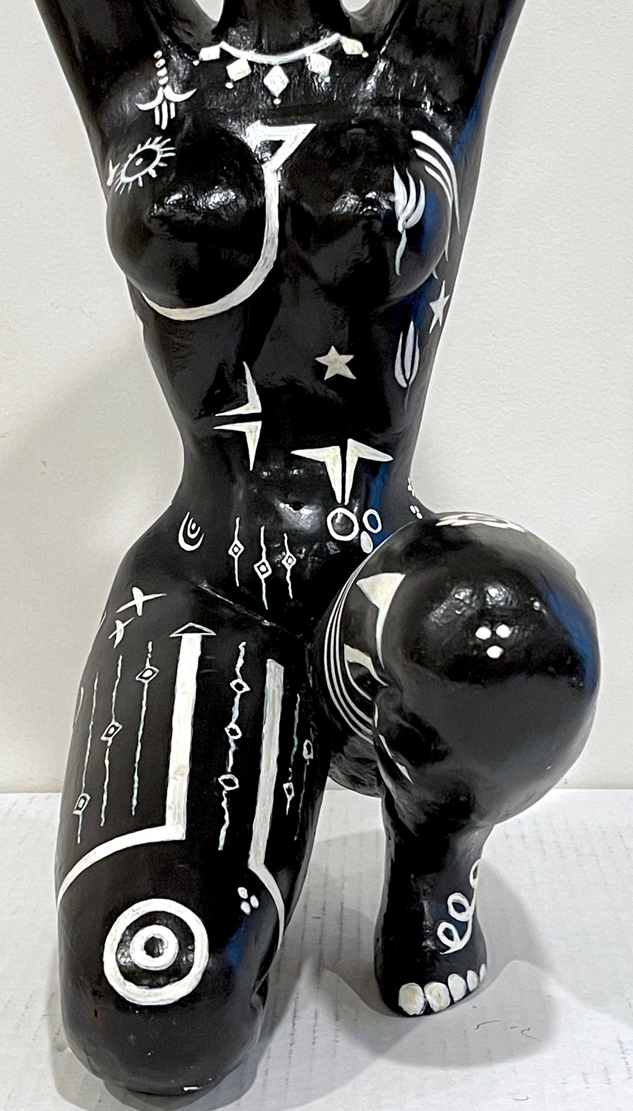 Moderne moderne Schwarz-Weiß-Skulptur einer knienden afrikanischen Stammeskönigin, Tattooiert im Zustand „Gut“ im Angebot in West Palm Beach, FL