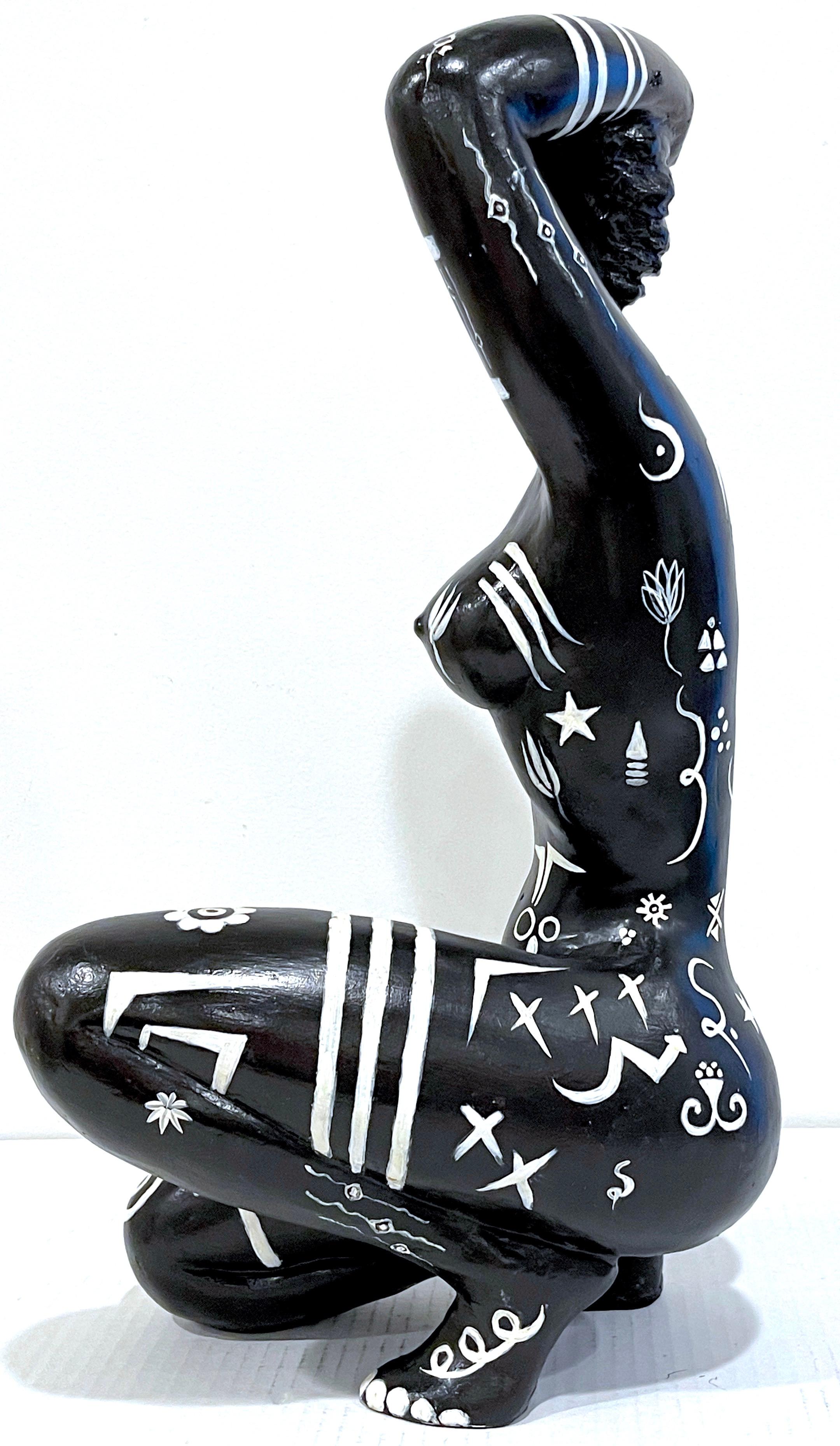 Moderne moderne Schwarz-Weiß-Skulptur einer knienden afrikanischen Stammeskönigin, Tattooiert im Angebot 1