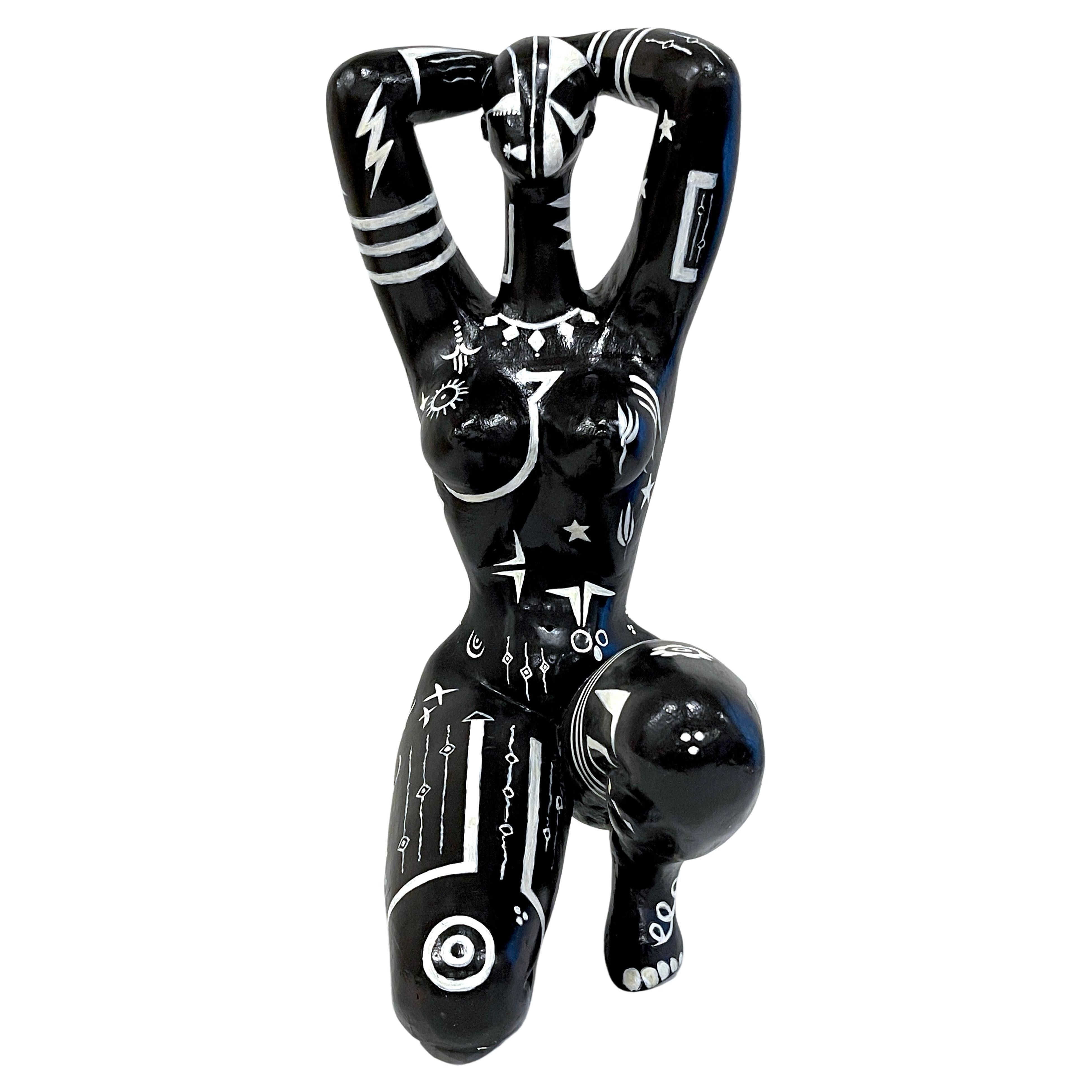 Moderne moderne Schwarz-Weiß-Skulptur einer knienden afrikanischen Stammeskönigin, Tattooiert im Angebot