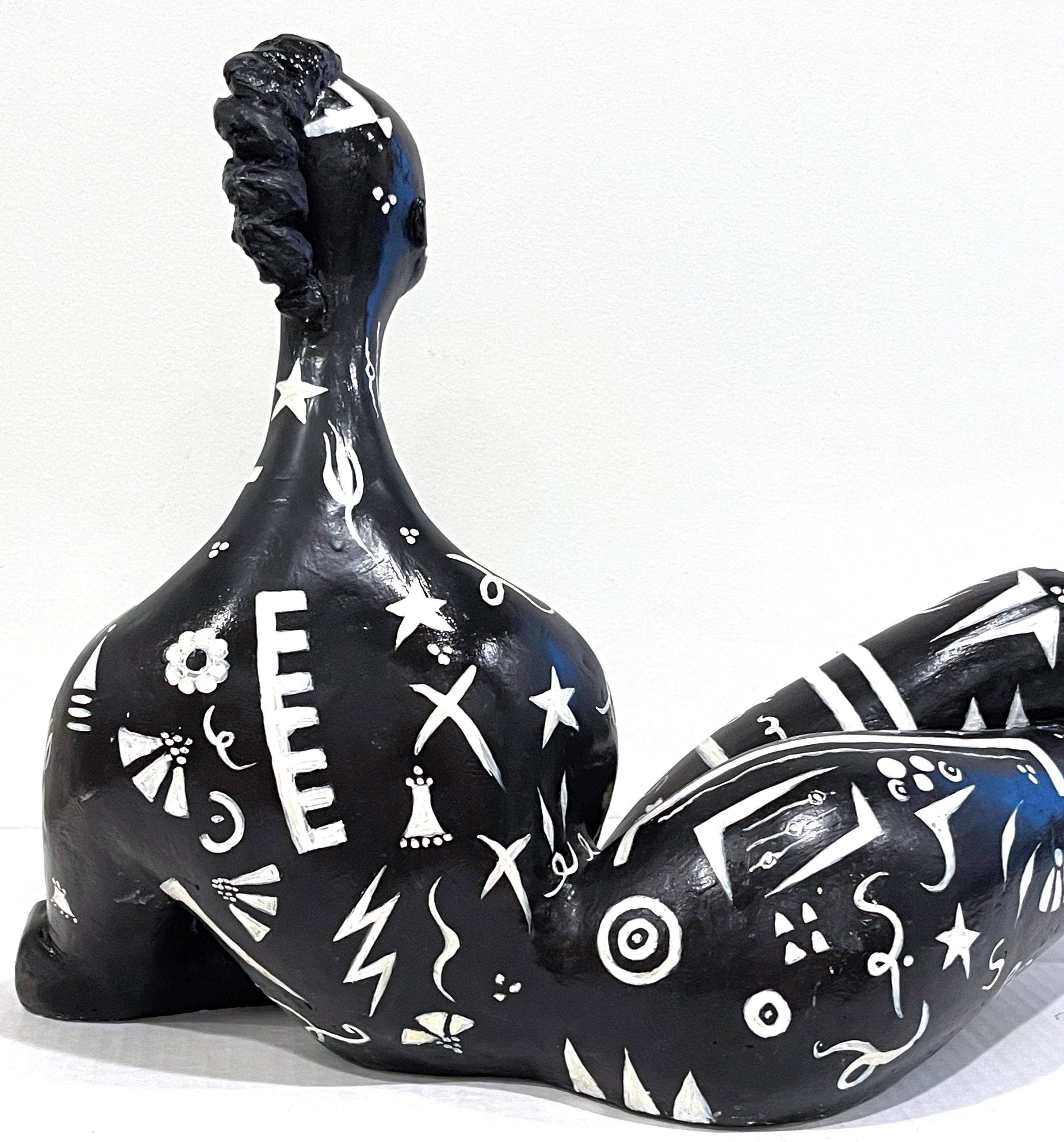 Moderne moderne Schwarz-Weiß-Skulptur einer liegenden afrikanischen Stammeskunst-Künstlerin mit Tattoo im Angebot 5