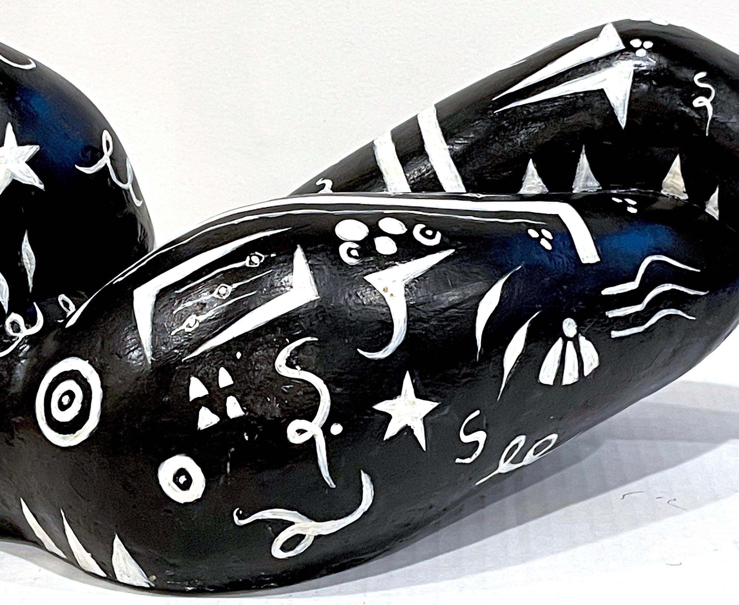 Moderne moderne Schwarz-Weiß-Skulptur einer liegenden afrikanischen Stammeskunst-Künstlerin mit Tattoo im Angebot 6