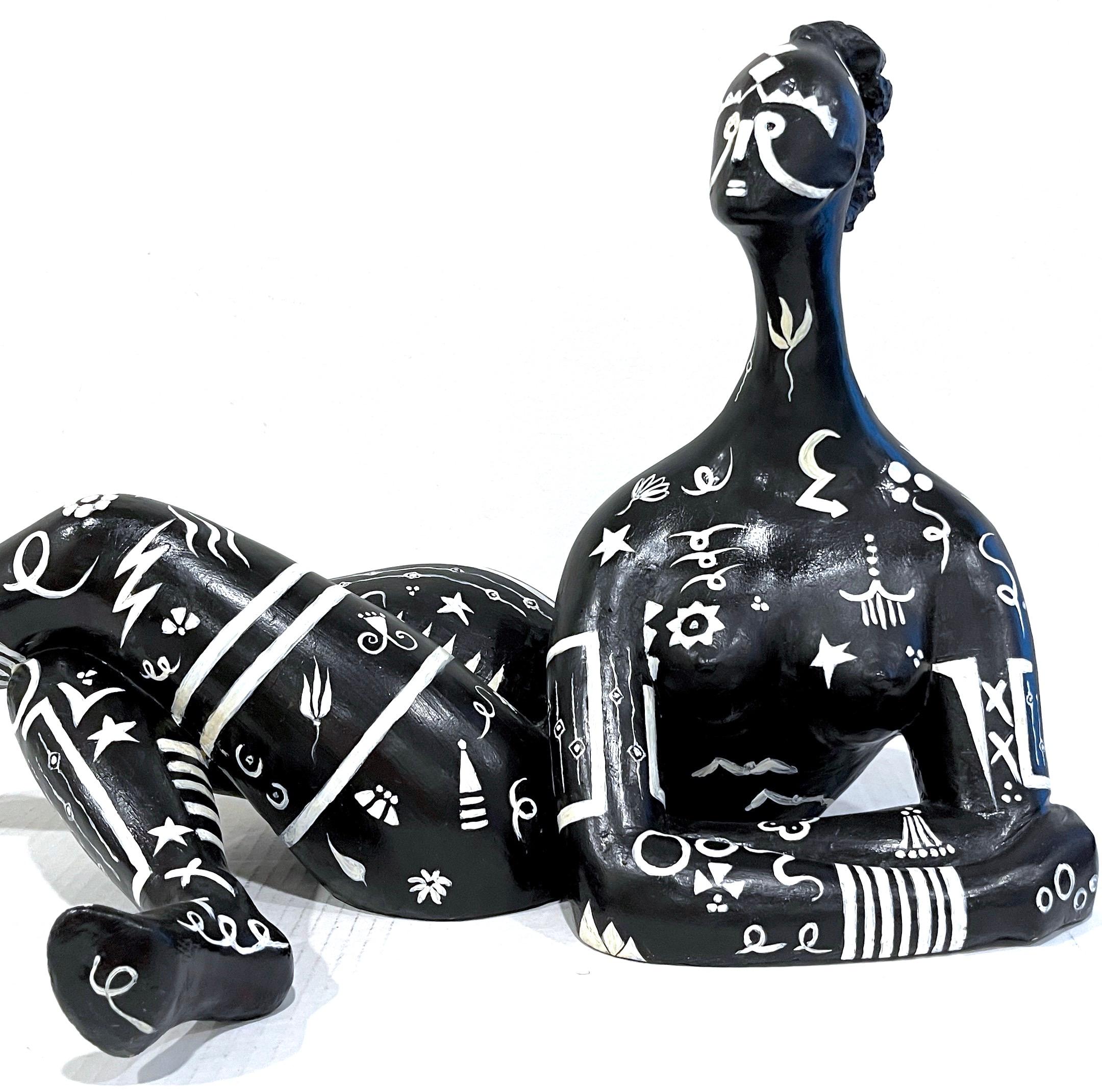 Moderne moderne Schwarz-Weiß-Skulptur einer liegenden afrikanischen Stammeskunst-Künstlerin mit Tattoo im Angebot 10