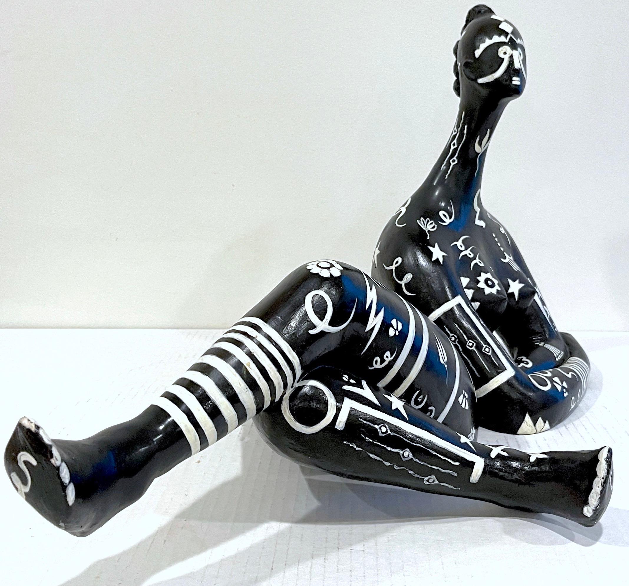 Moderne moderne Schwarz-Weiß-Skulptur einer liegenden afrikanischen Stammeskunst-Künstlerin mit Tattoo im Angebot 12