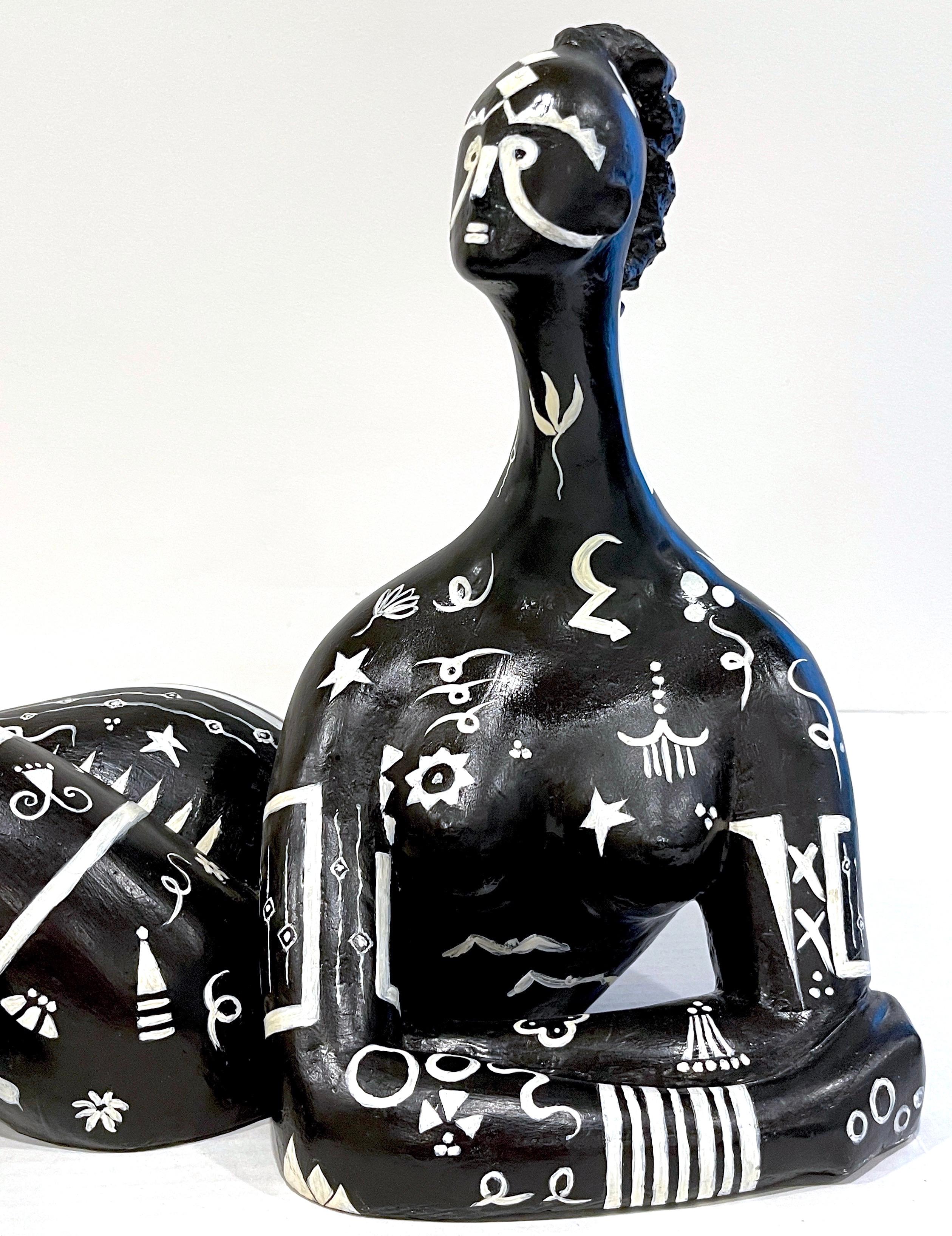 Moderne moderne Schwarz-Weiß-Skulptur einer liegenden afrikanischen Stammeskunst-Künstlerin mit Tattoo (Französisch) im Angebot