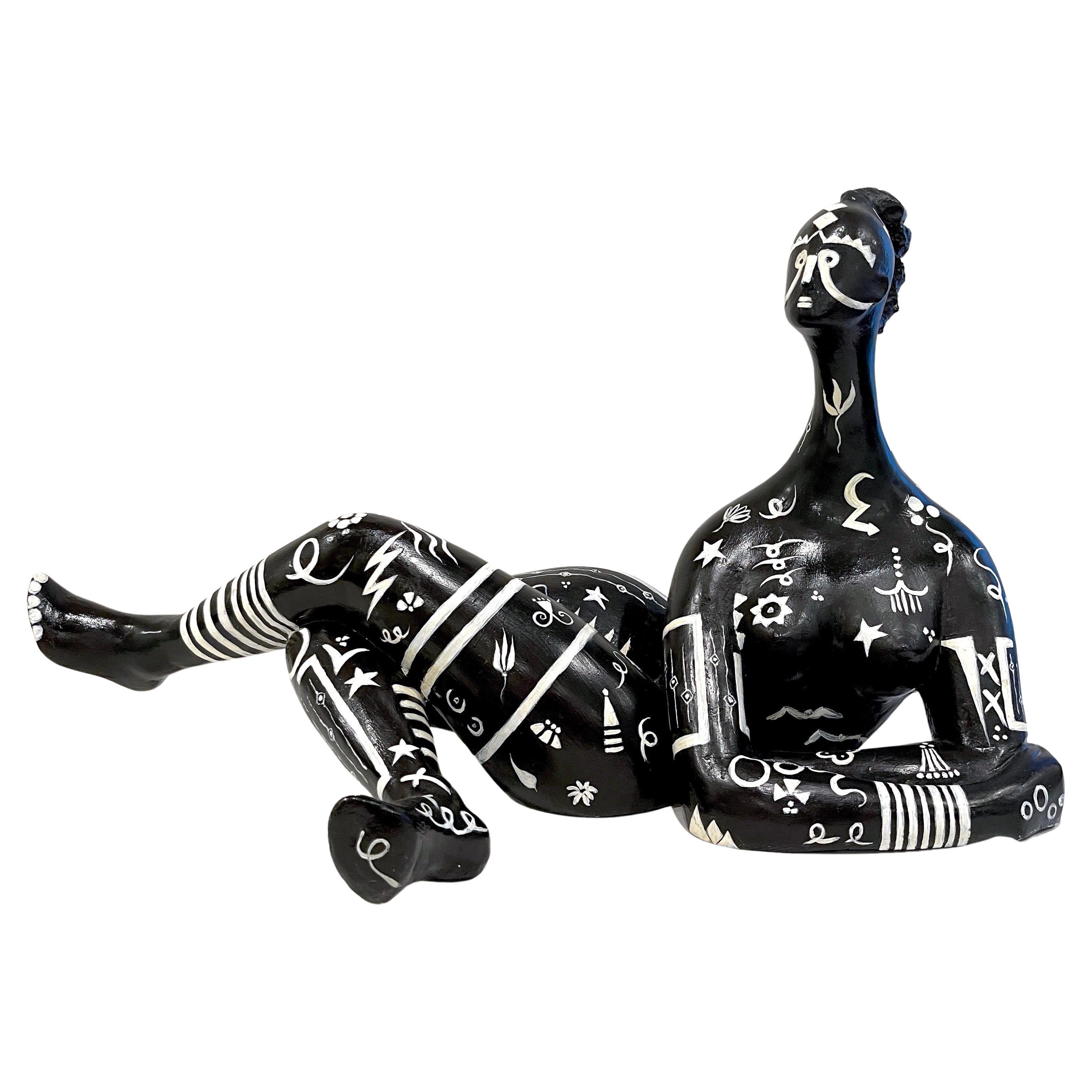 Moderne moderne Schwarz-Weiß-Skulptur einer liegenden afrikanischen Stammeskunst-Künstlerin mit Tattoo