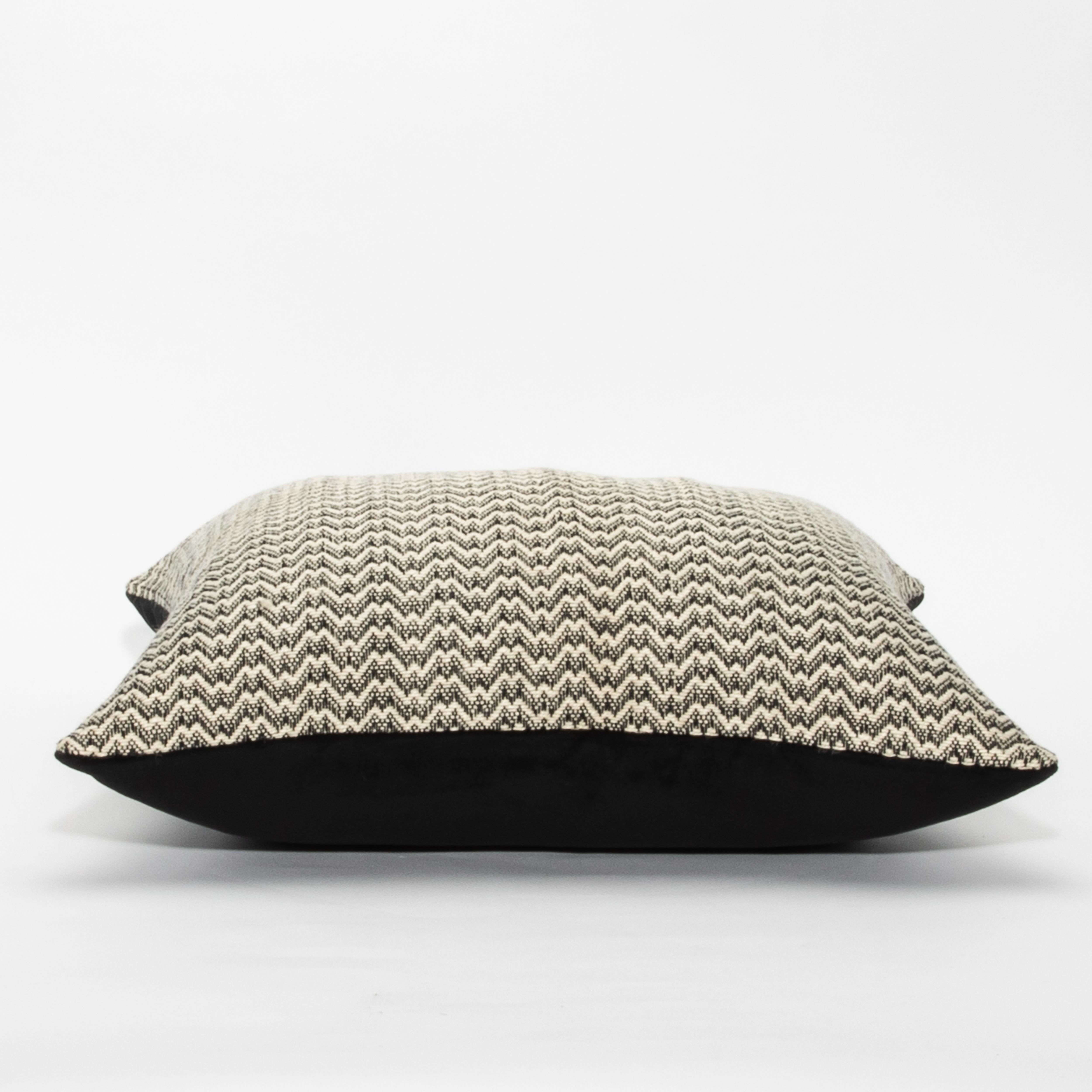 Élevez votre espace de vie avec le coussin décoratif moderne en zig zag noir et blanc de MOGUL, un mélange saisissant d'art et de luxe. Ces coussins présentent un motif en zigzag sophistiqué, tissé avec une combinaison de coton et de lin de première