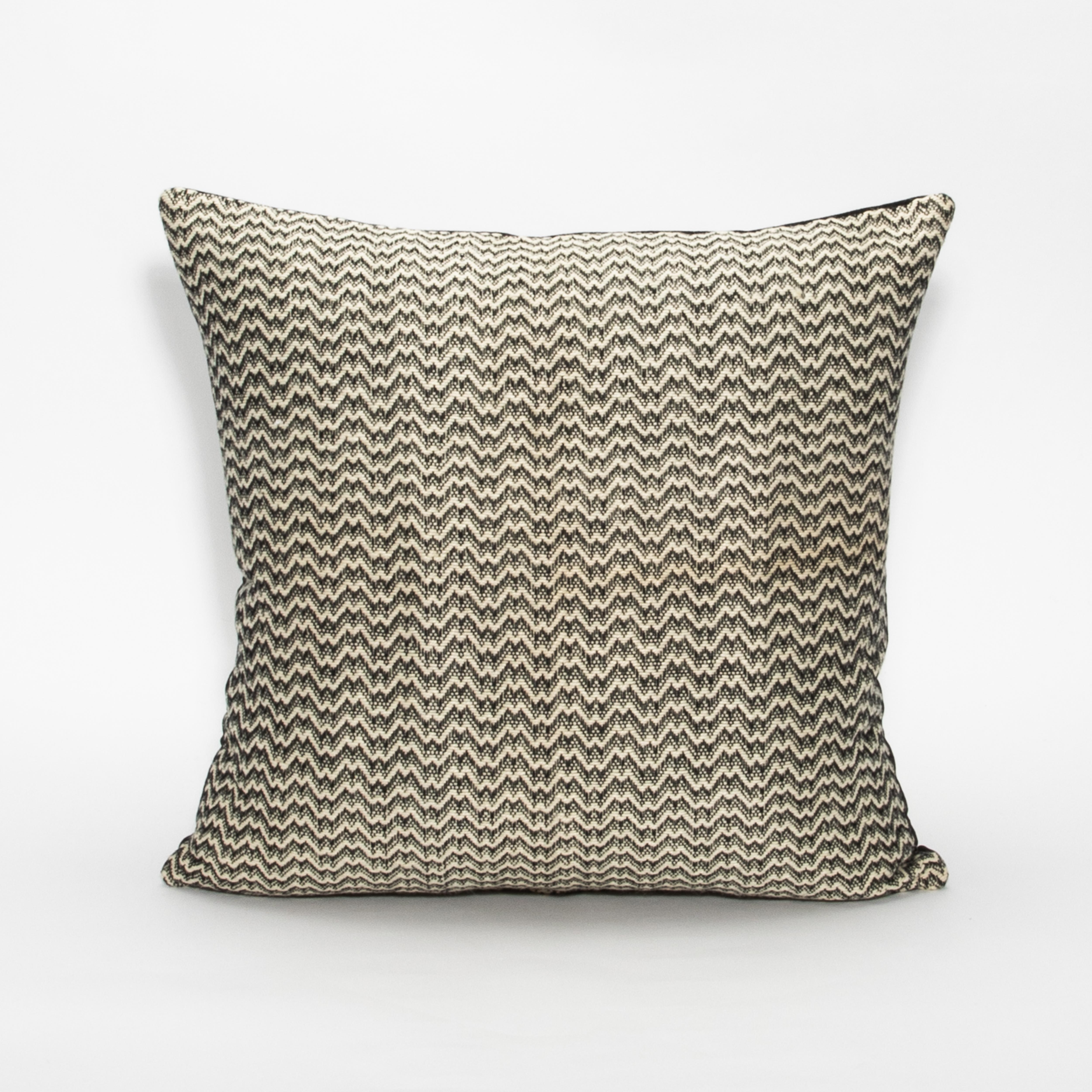 Moderne The Moderns Modern Zig Zag Decorative Pillow by MOGUL en vente
