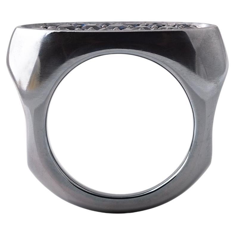 Moderner Herrenring aus geschwärztem Sterlingsilber mit blauem Saphir