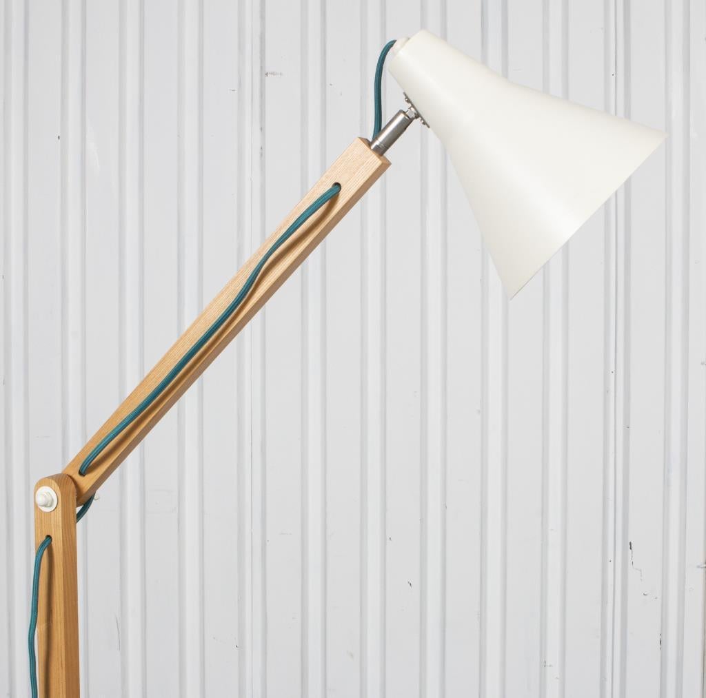 Modern Blonde Wood and Enameled Metal Floor Lamp In Good Condition For Sale In New York, NY