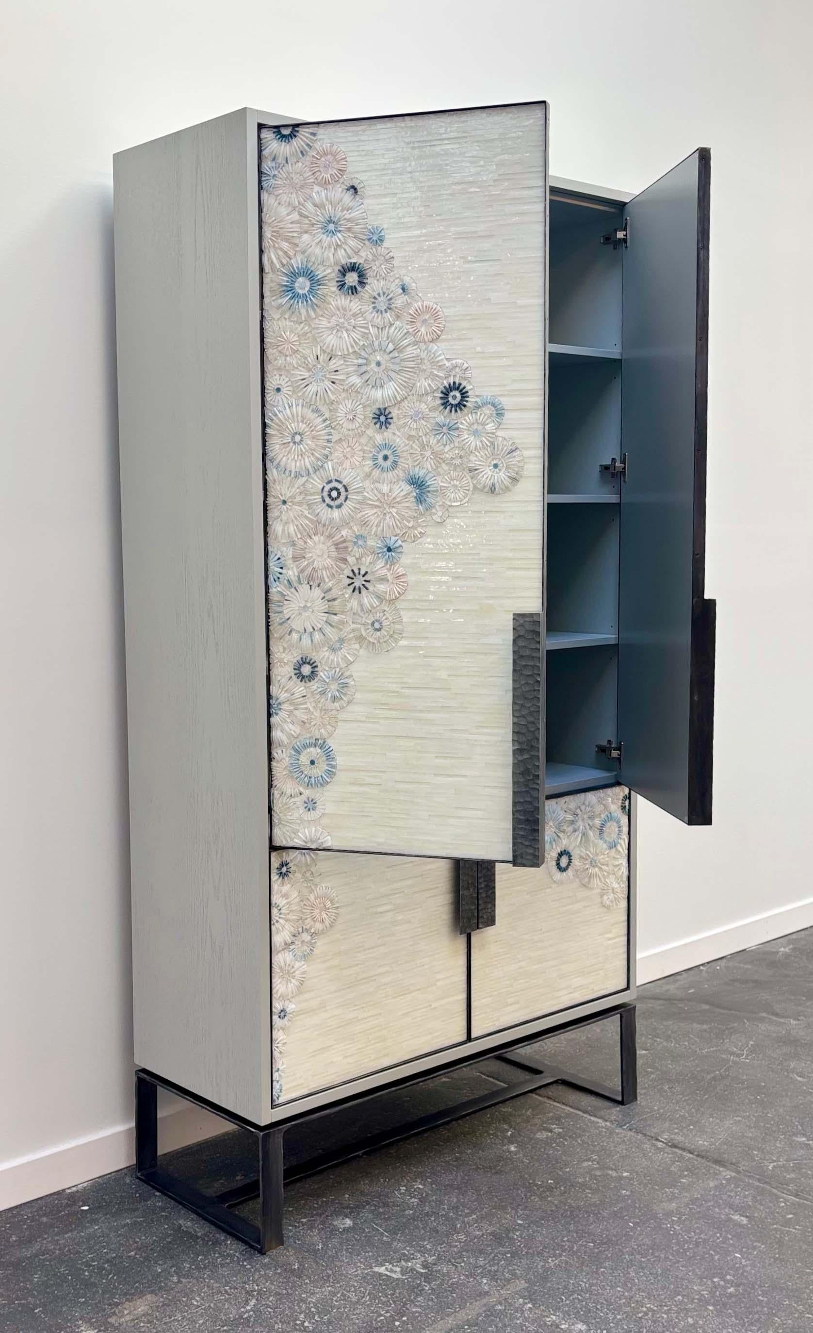 Moderne Armoire moderne en mosaïque de fleurs avec base en métal martelé à la main par Ercole Home en vente