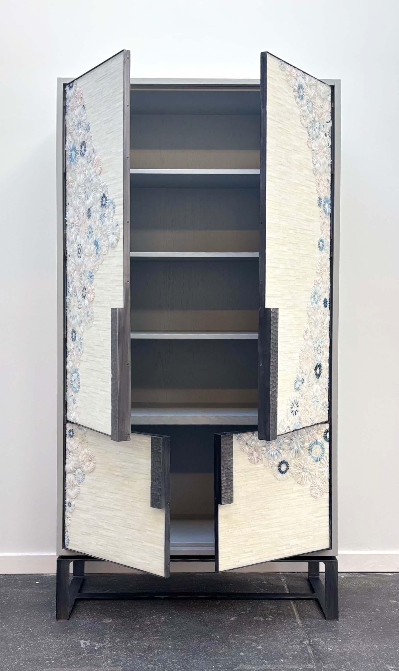 Américain Armoire moderne en mosaïque de fleurs avec base en métal martelé à la main par Ercole Home en vente