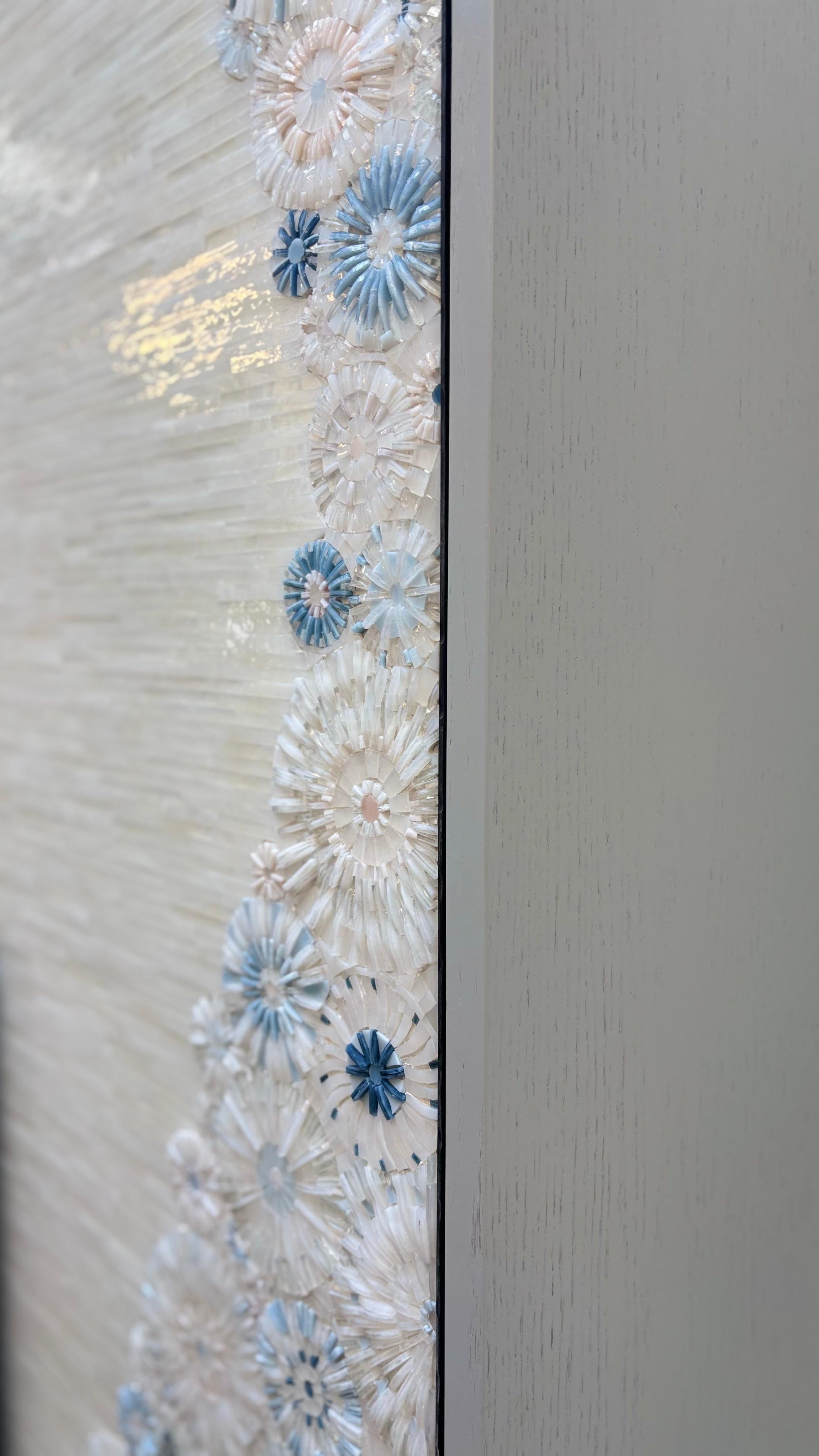 Mosaïque Armoire moderne en mosaïque de fleurs avec base en métal martelé à la main par Ercole Home en vente