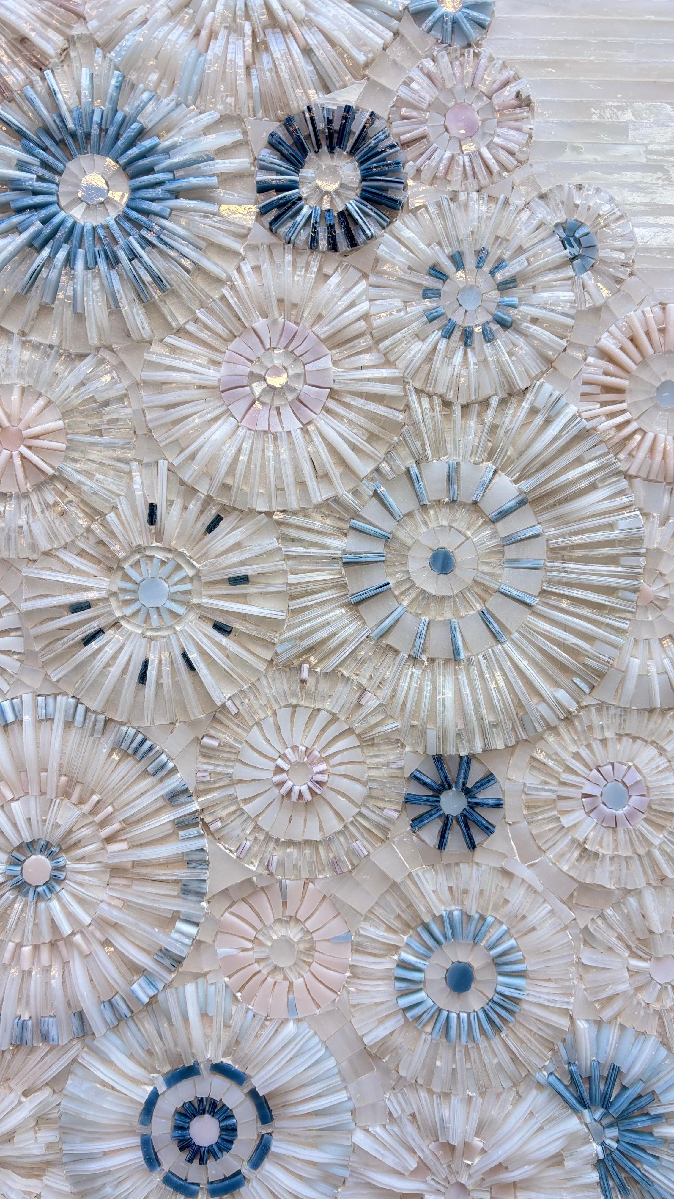 Armoire moderne en mosaïque de fleurs avec base en métal martelé à la main par Ercole Home Neuf - En vente à Brooklyn, NY