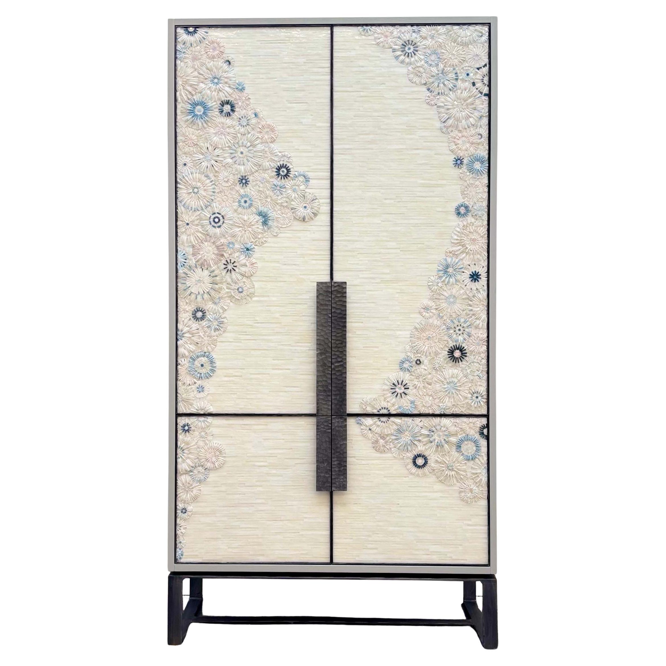 Armadio moderno a mosaico Blossom con base in metallo martellato a mano di Ercole Home