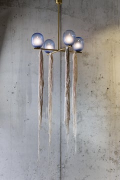Lampadario moderno in vetro soffiato e ottone, "Tésera", dello Studio Dechem