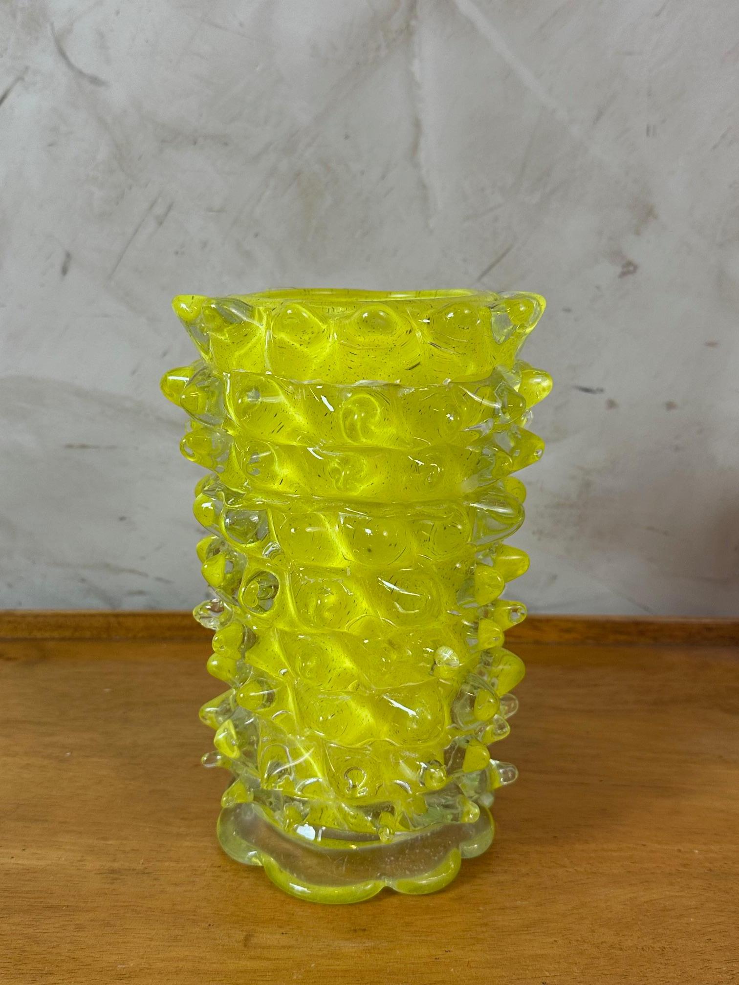Bellissimo vaso centrotavola soffiato a mano in vetro di Murano lavorato con la tecnica della soffiatura del vetro e del sommerso, caratterizzato da una speciale texture superficiale. Stile Thorns. Ottime condizioni.
Un design molto raffinato. Una