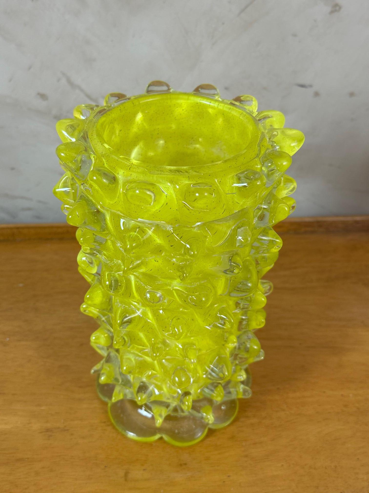 Vetro di Murano Vaso moderno in vetro soffiato con spine di Murano in vendita