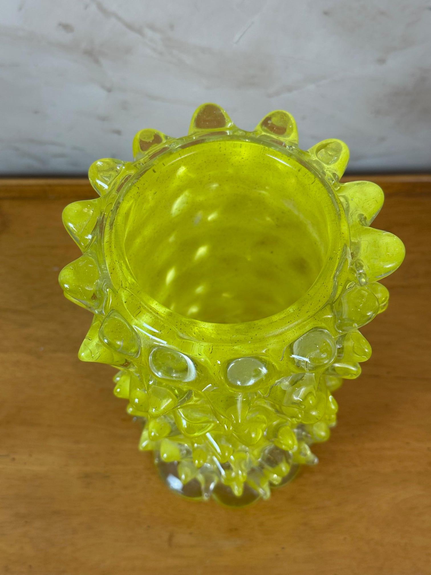 Vaso moderno in vetro soffiato con spine di Murano in vendita 1